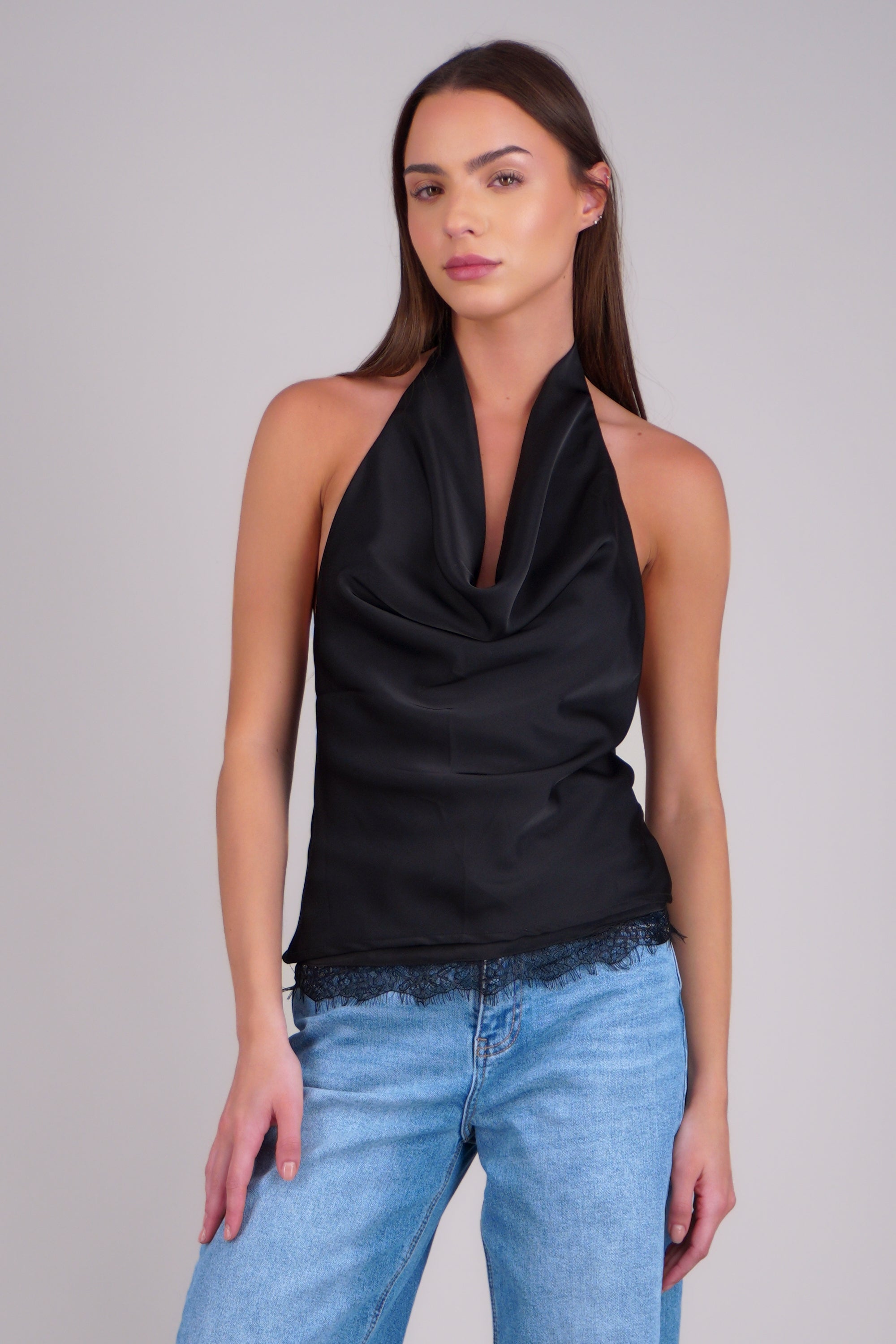 Top halter satinado con detalle de encaje NEGRO