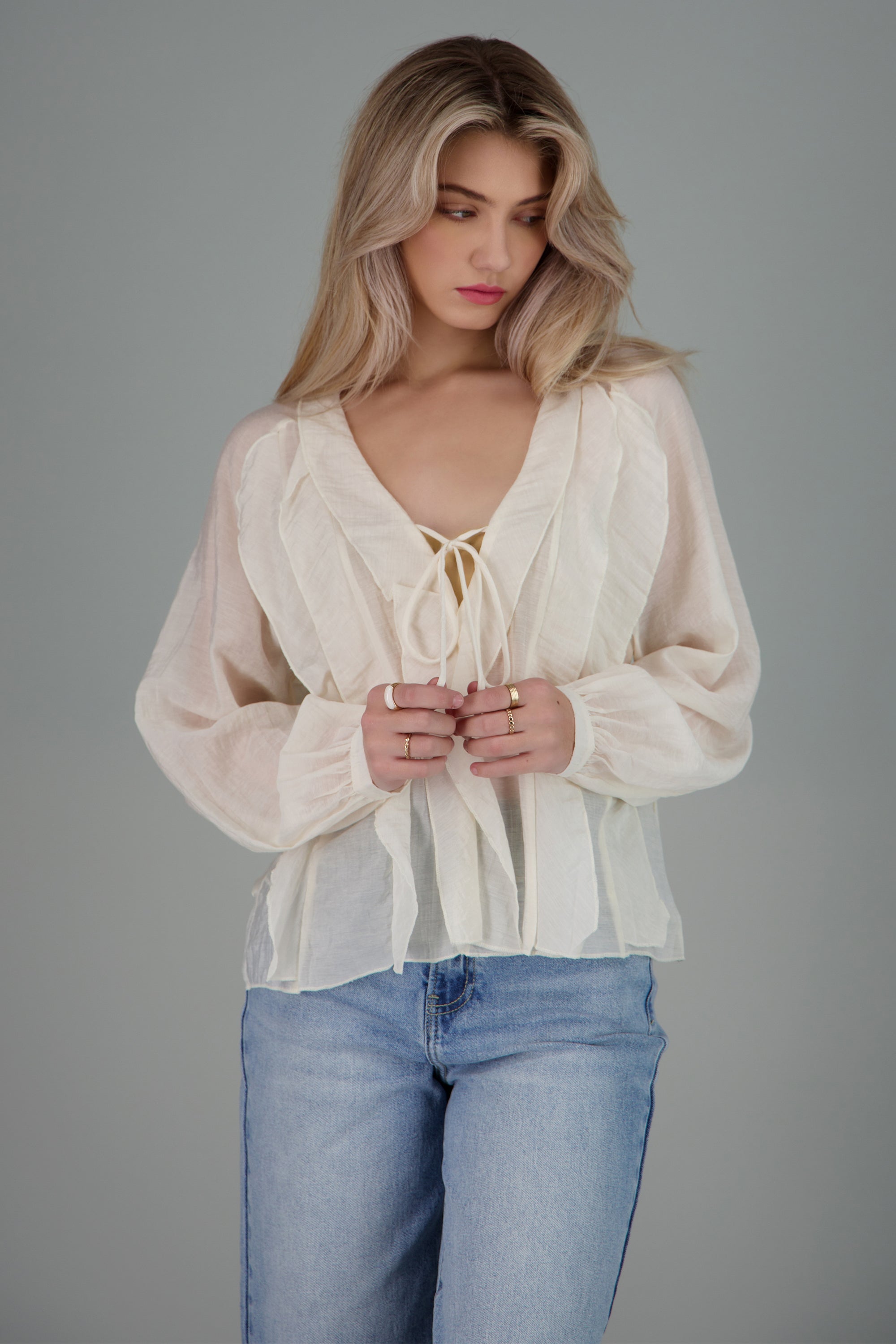 Blusa de manga larga con detalles de olanes BEIGE