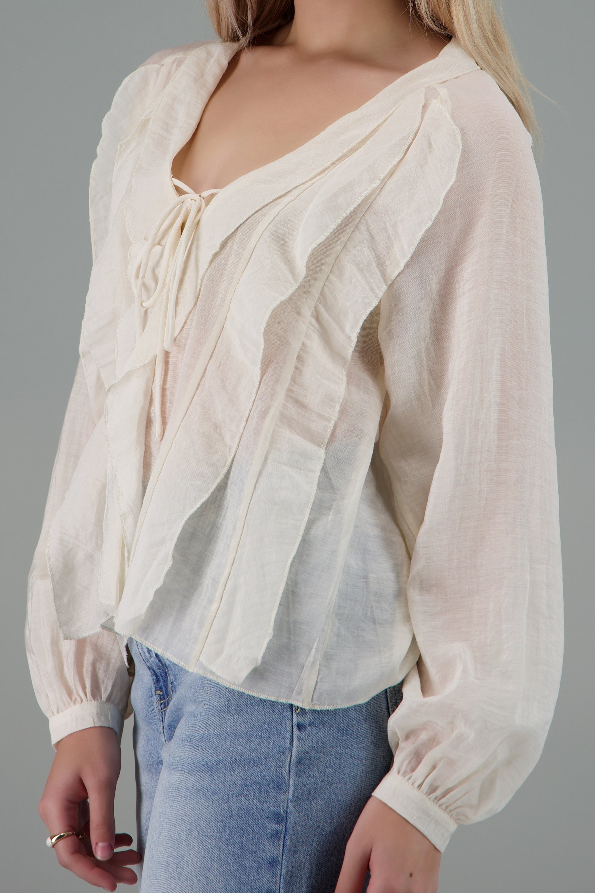 Blusa de manga larga con detalles de olanes BEIGE