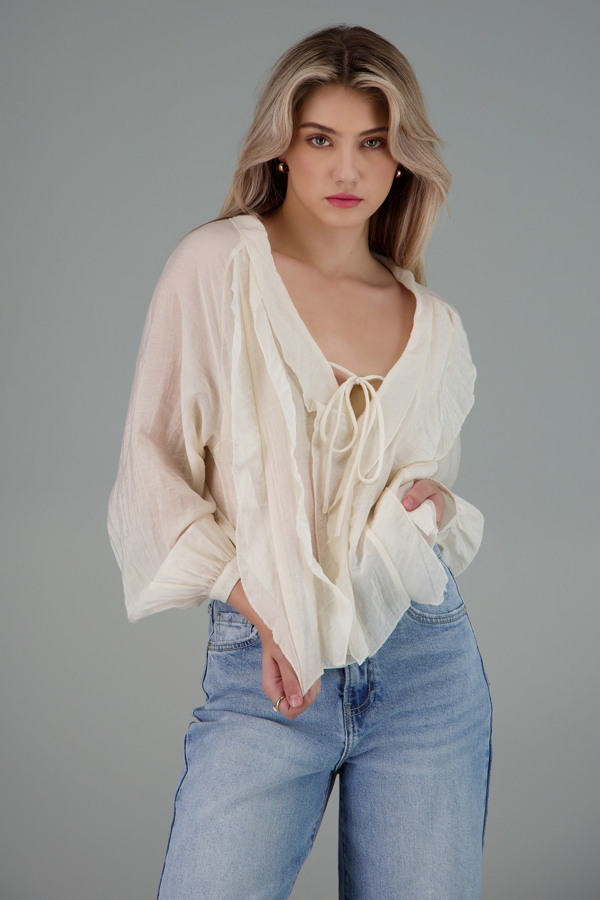 Blusa de manga larga con detalles de olanes BEIGE