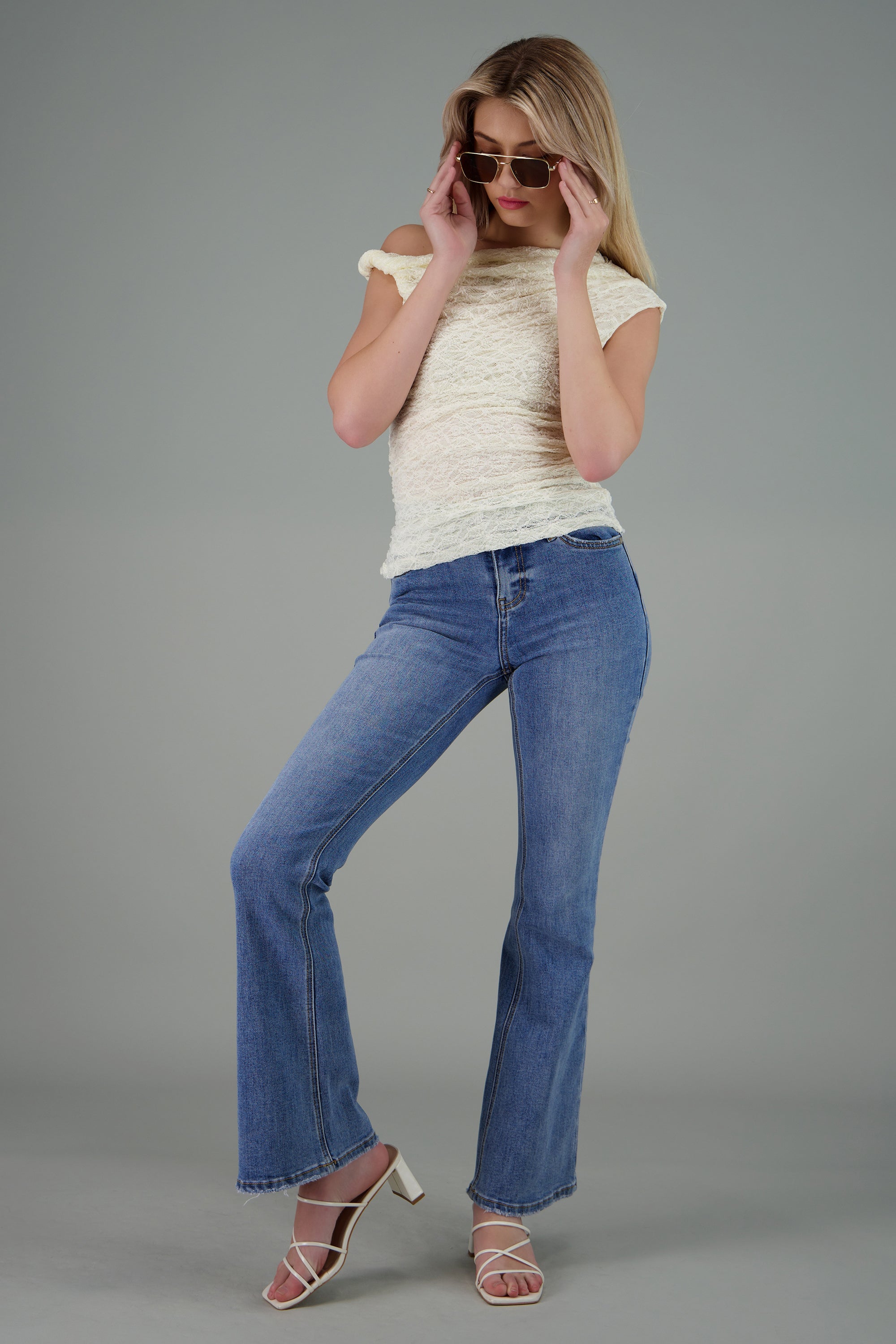 Top con detalle en el hombro de encaje texturizado AMARILLO