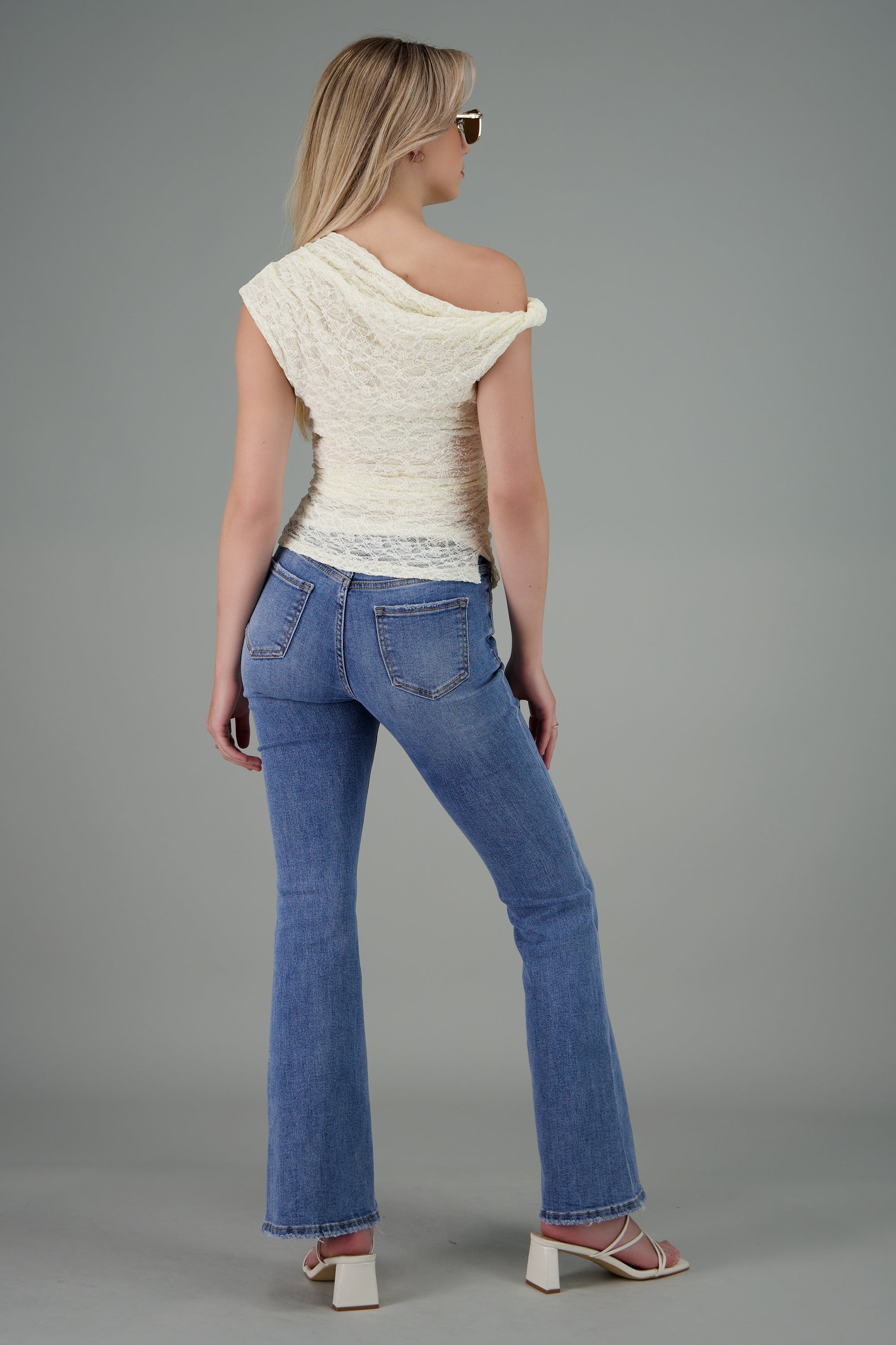 Top con detalle en el hombro de encaje texturizado AMARILLO