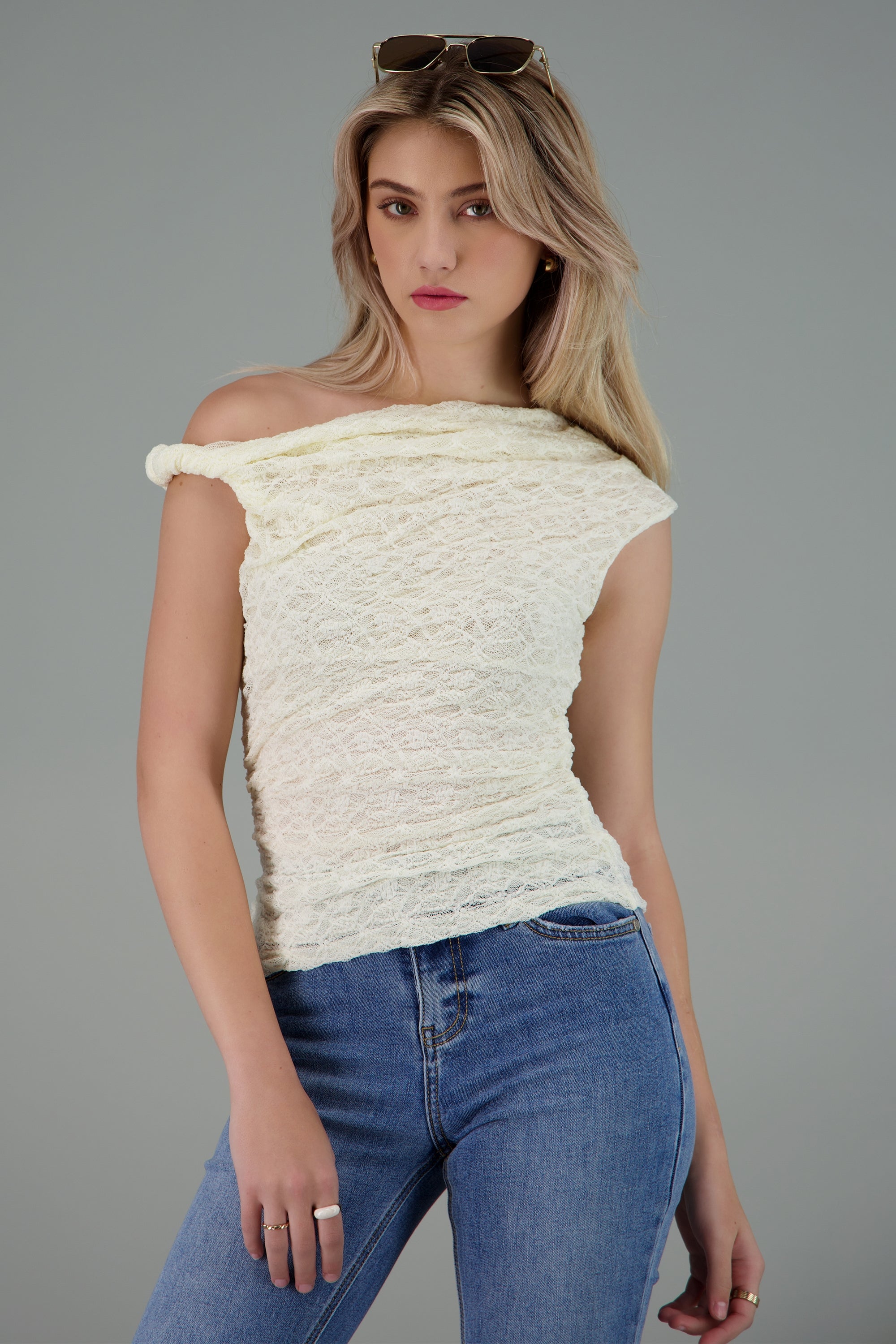 Top con detalle en el hombro de encaje texturizado AMARILLO