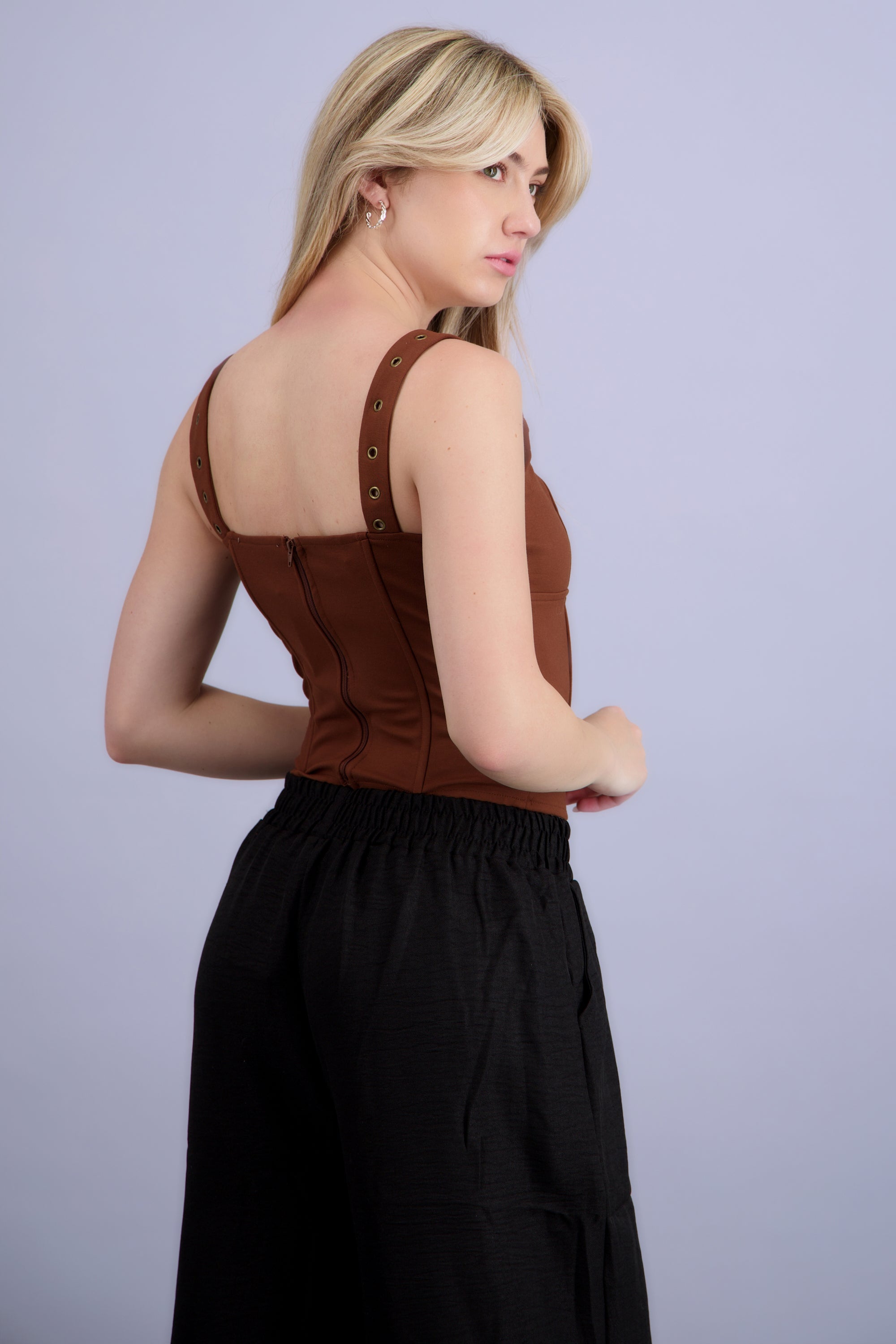 Top detalle lace up con eyelet CAFE