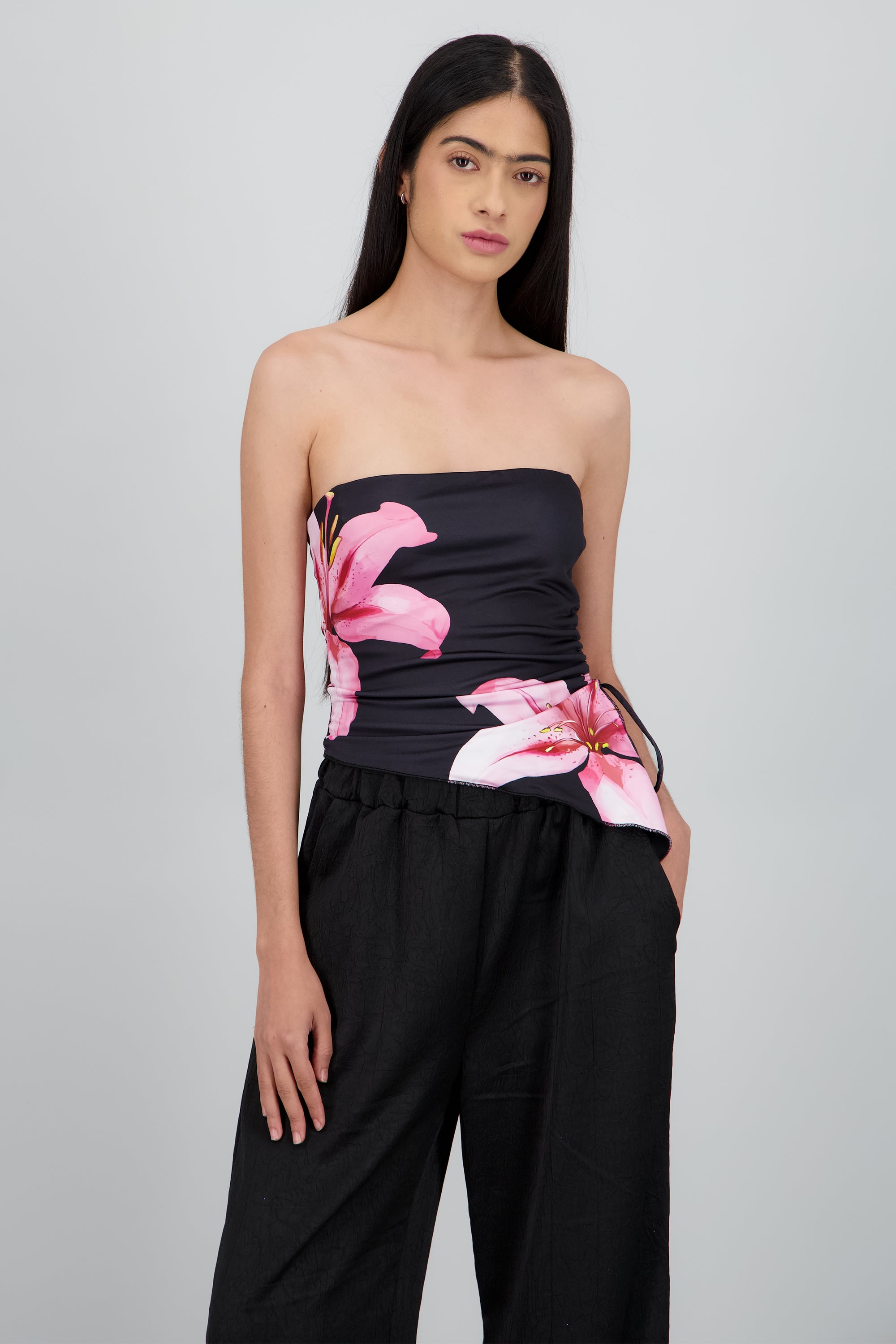 Top bandeau asimetrico flores con jareta NEGRO COMBO