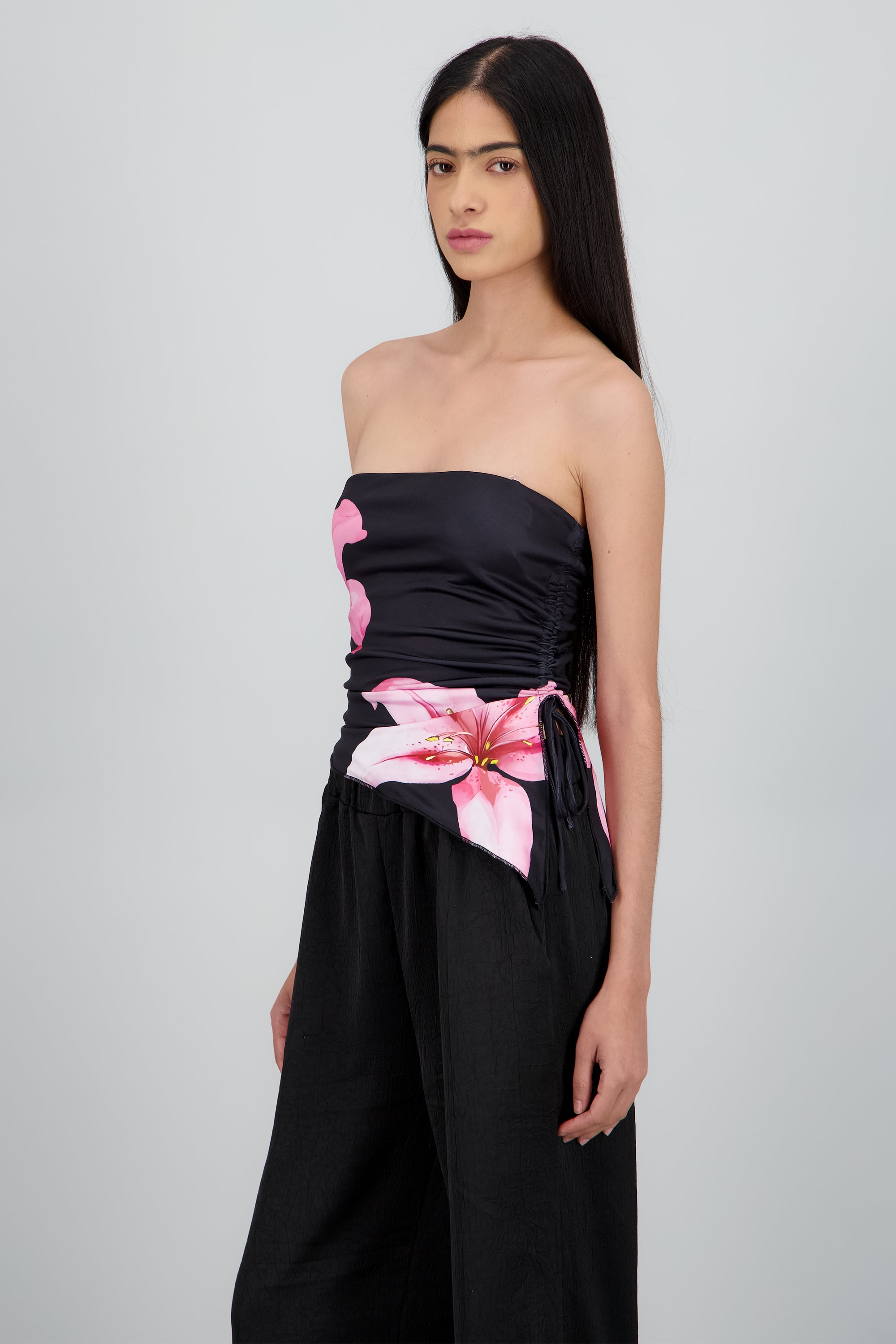 Top bandeau asimetrico flores con jareta NEGRO COMBO