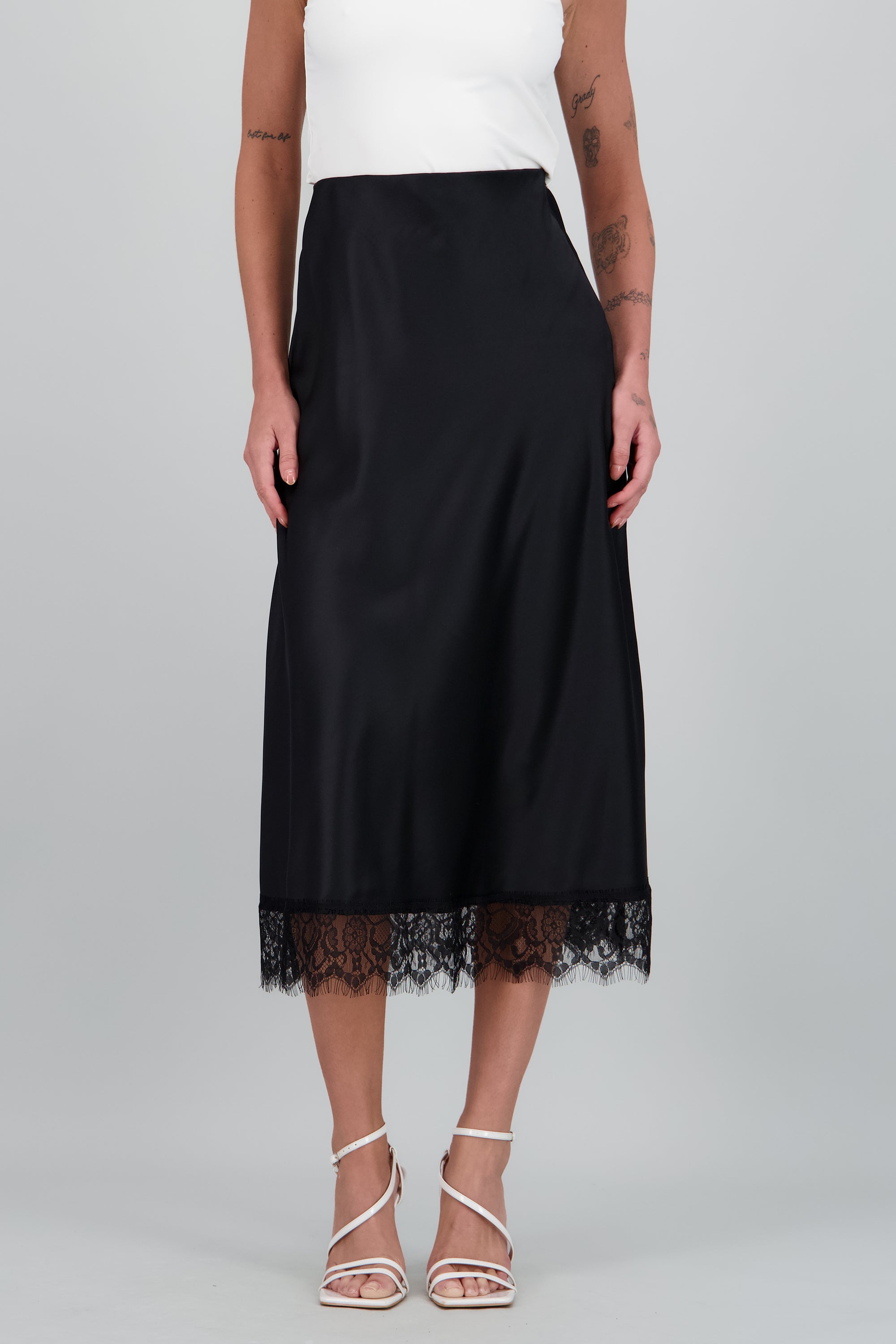 Falda satin midi detalle encaje NEGRO