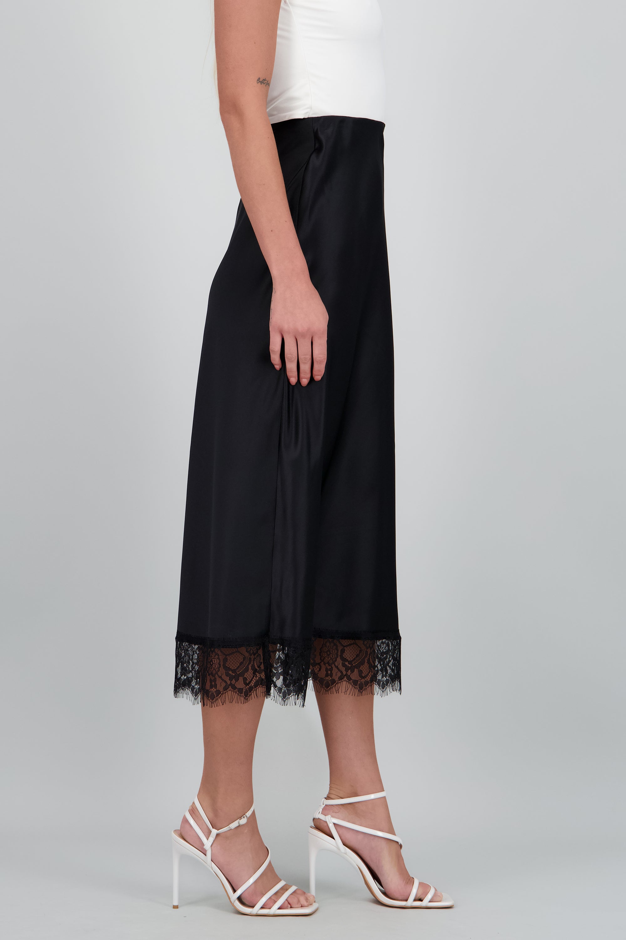 Falda satin midi detalle encaje NEGRO