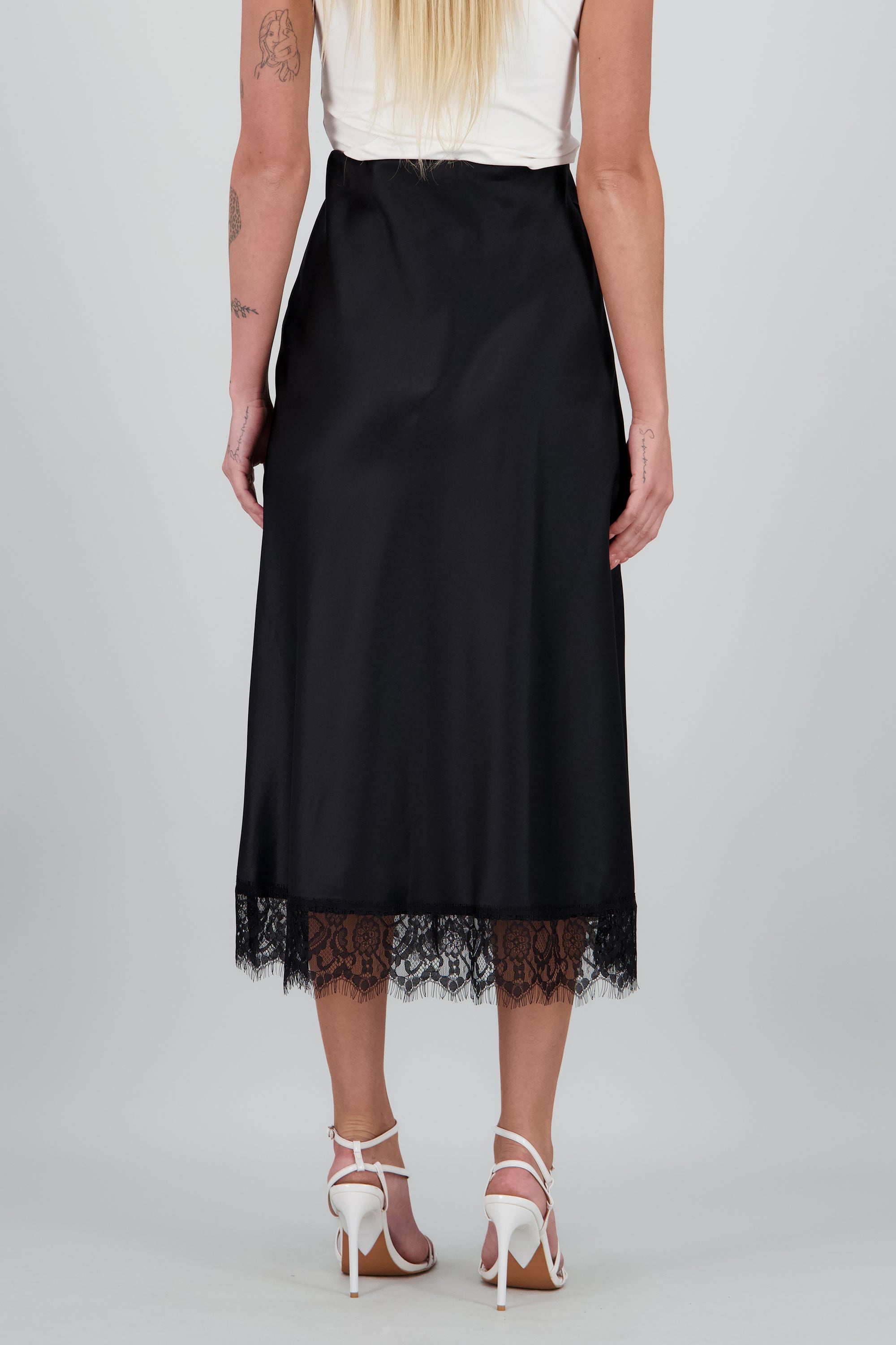Falda satin midi detalle encaje NEGRO