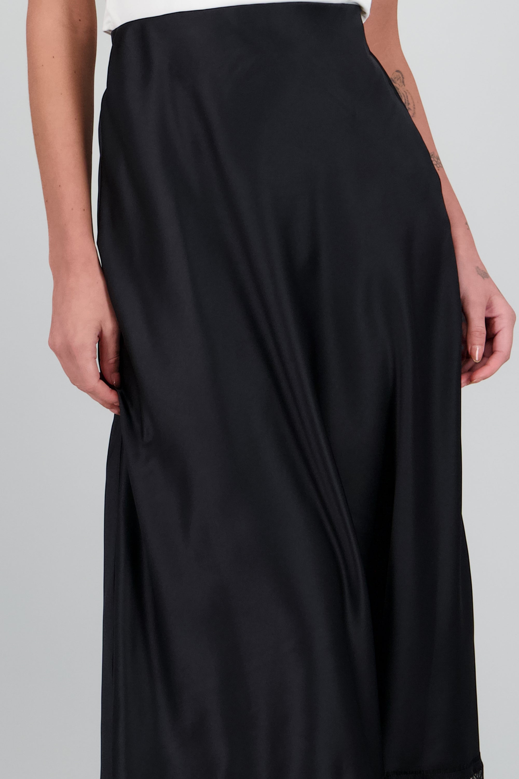 Falda satin midi detalle encaje NEGRO