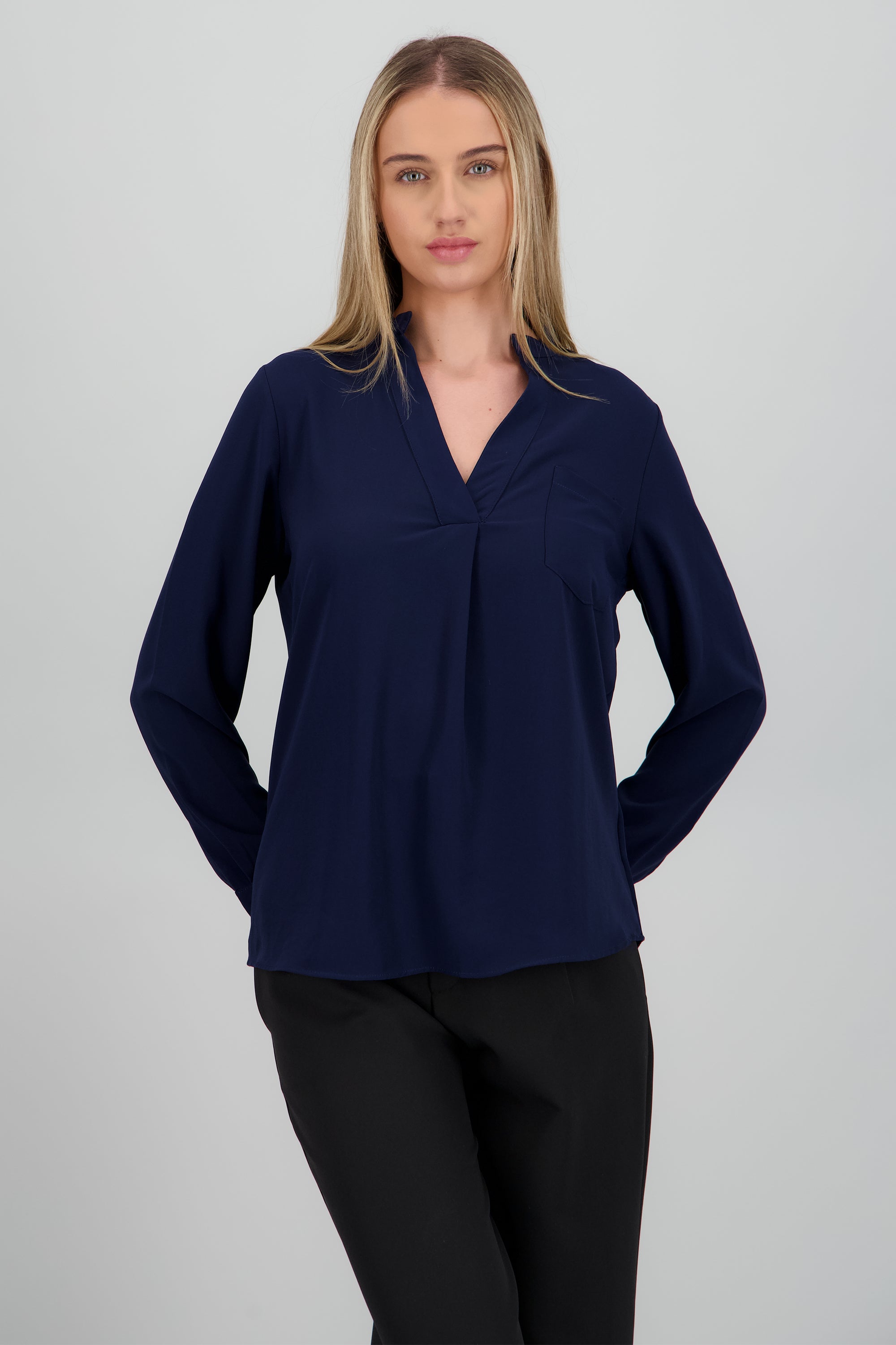 Camisa ligera con bolsa cargo escote V MARINO