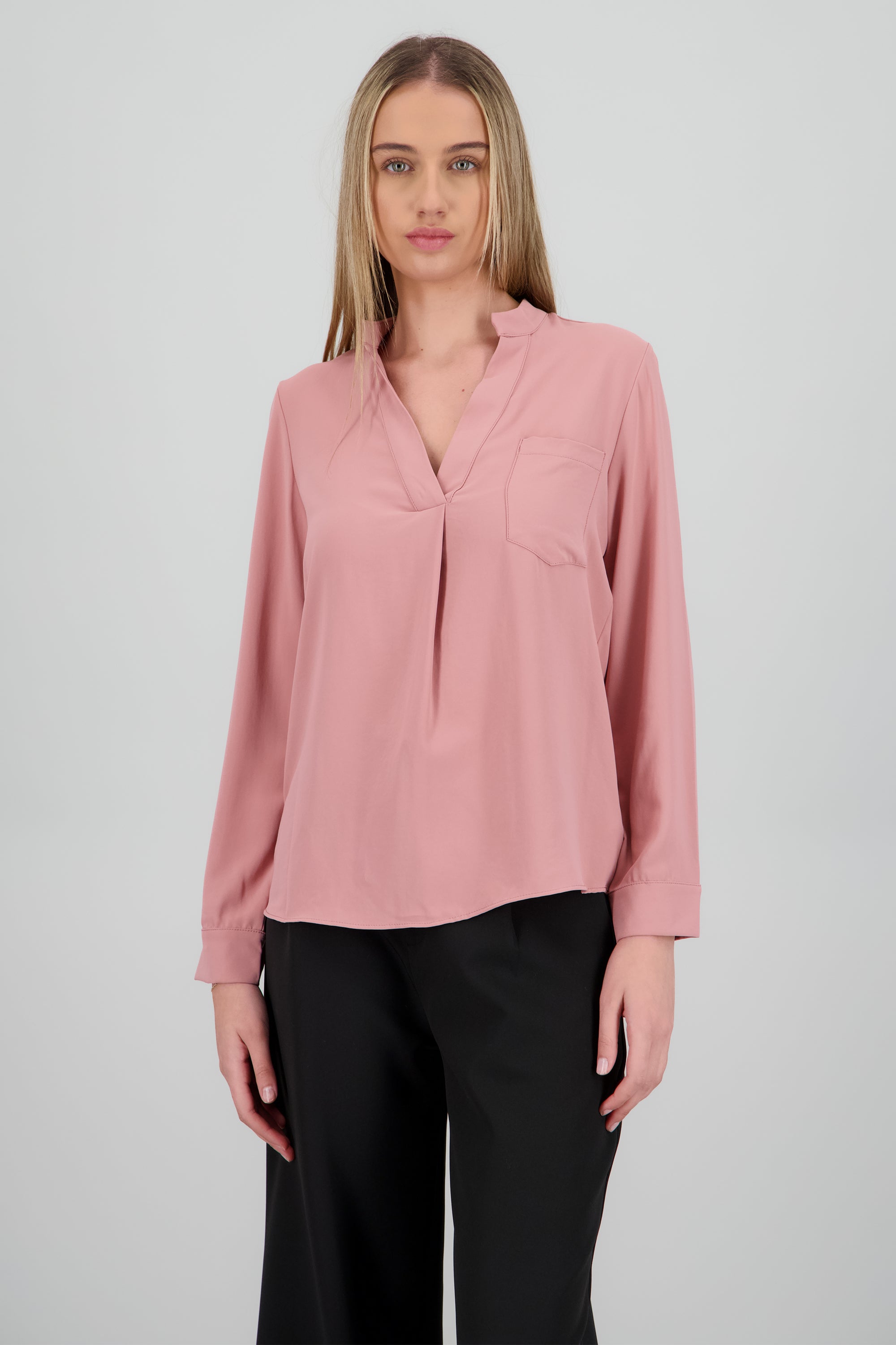 Camisa ligera con bolsa cargo escote V PALO DE ROSA