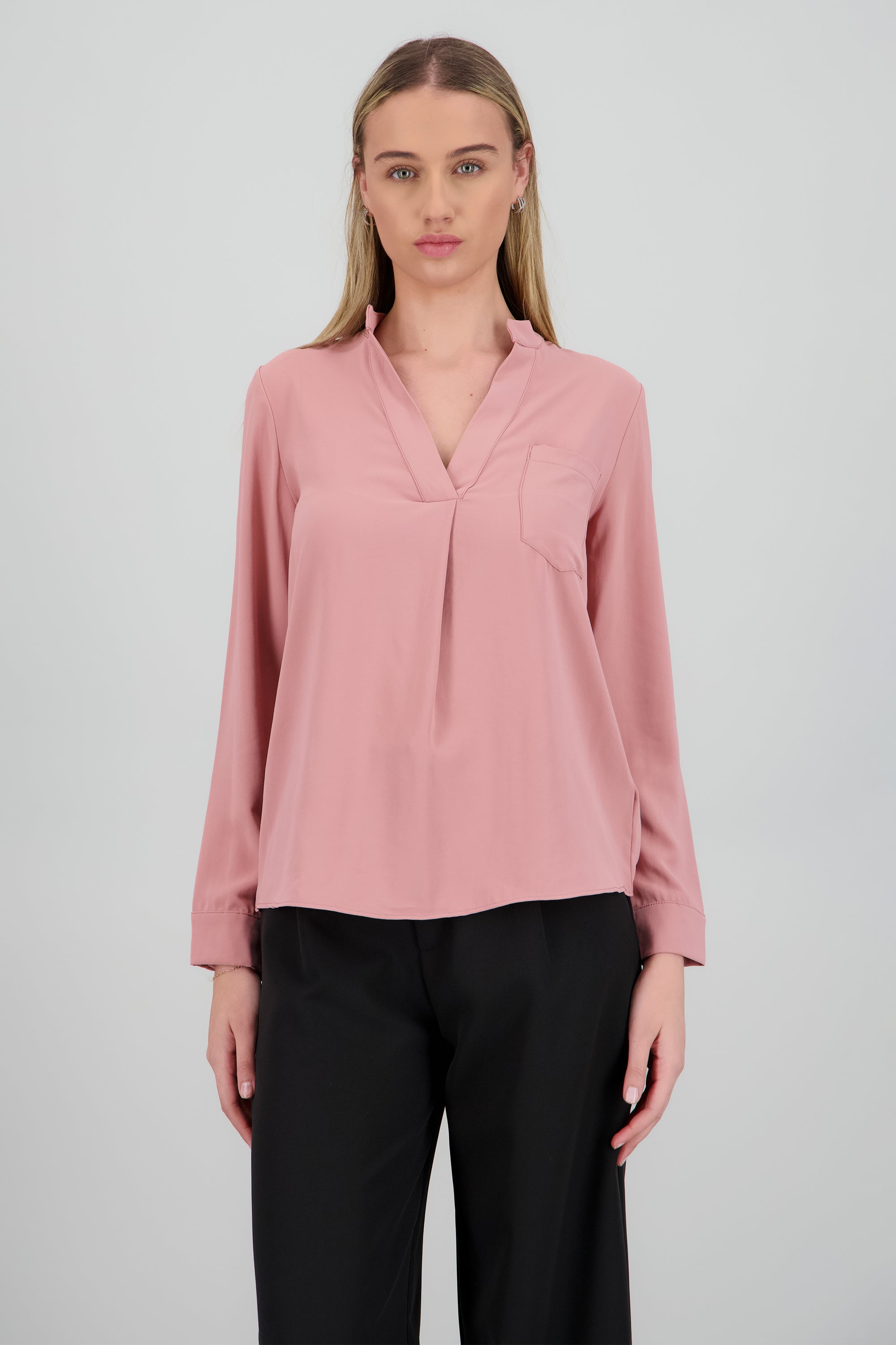 Camisa ligera con bolsa cargo escote V PALO DE ROSA