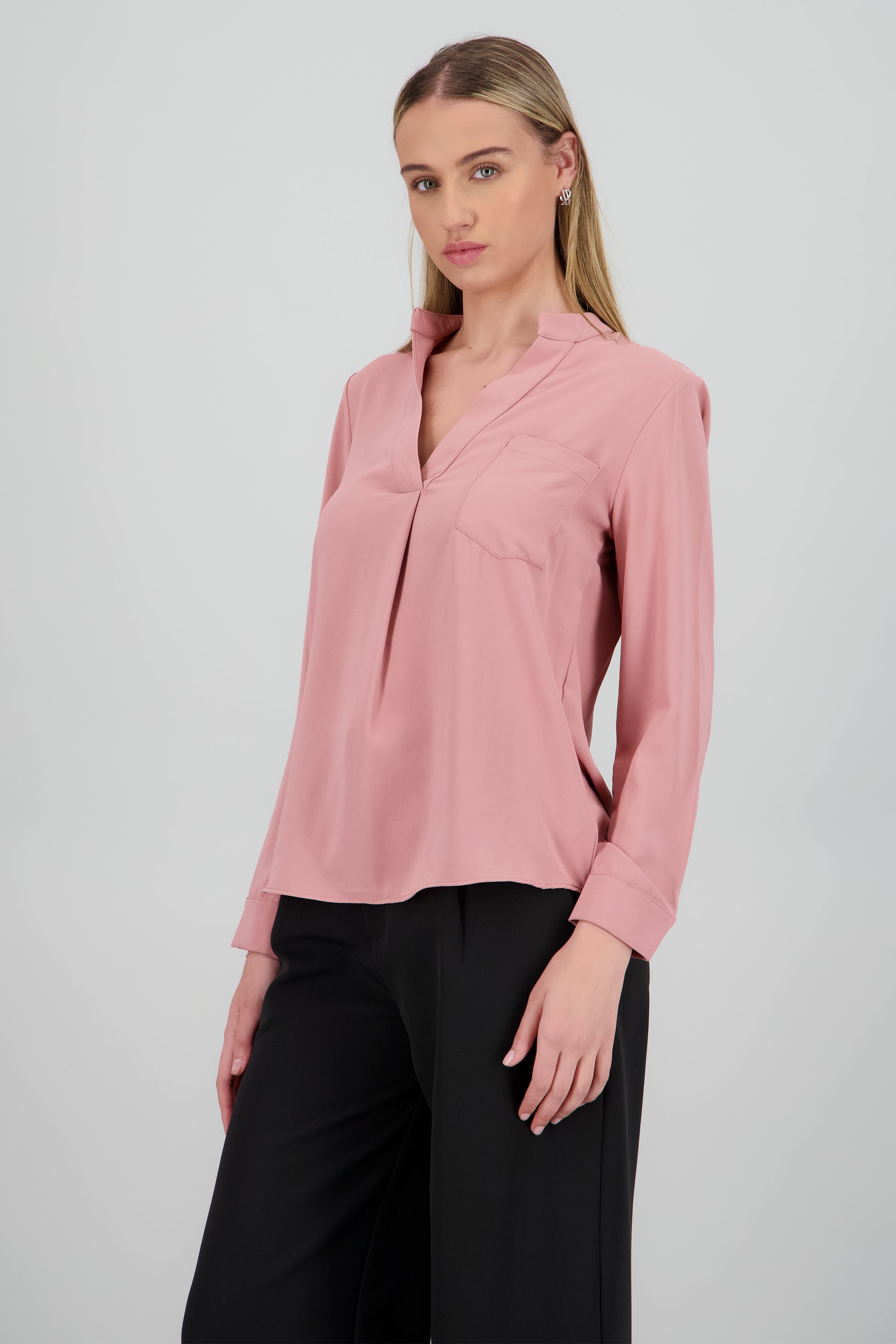 Camisa ligera con bolsa cargo escote V PALO DE ROSA