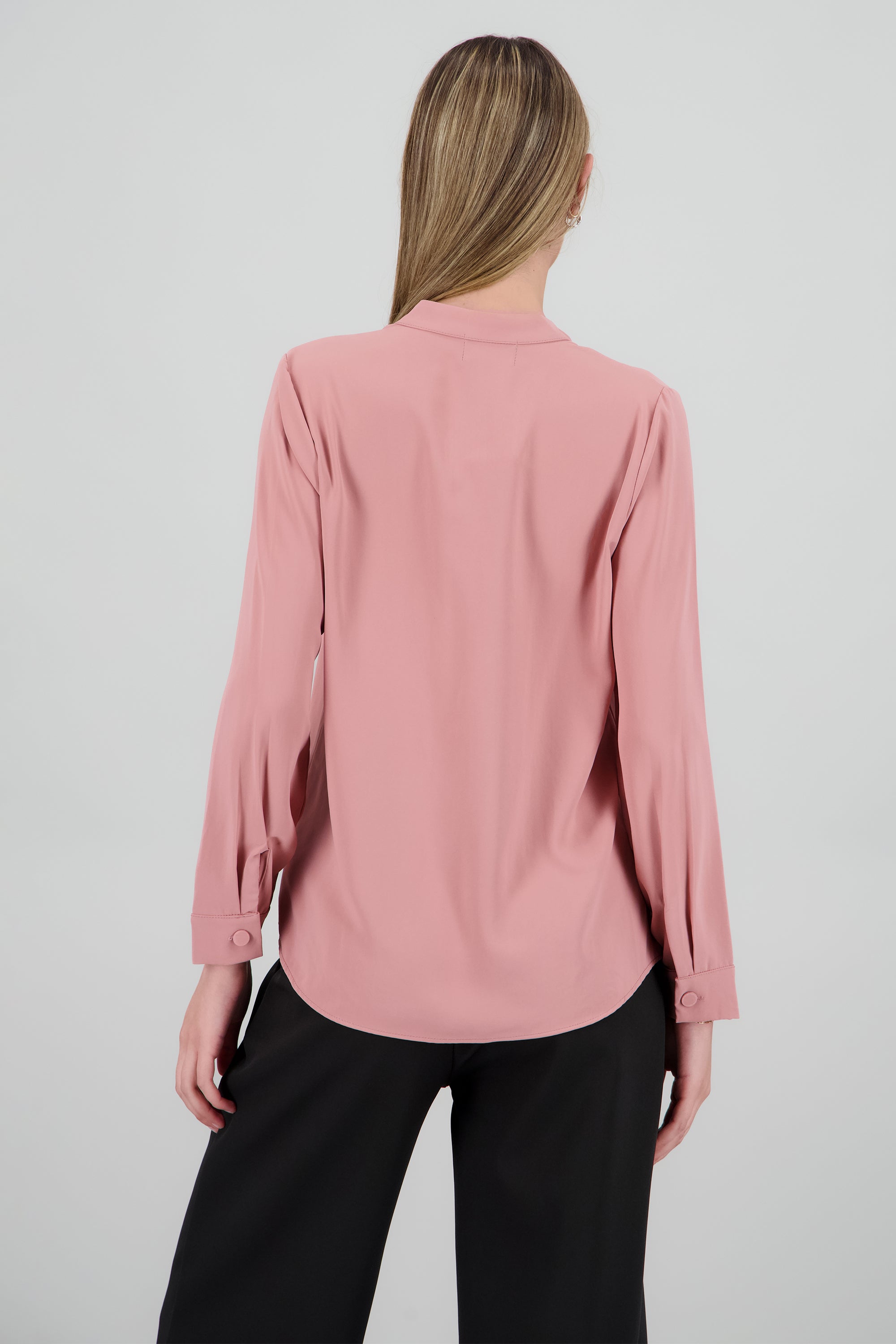 Camisa ligera con bolsa cargo escote V PALO DE ROSA