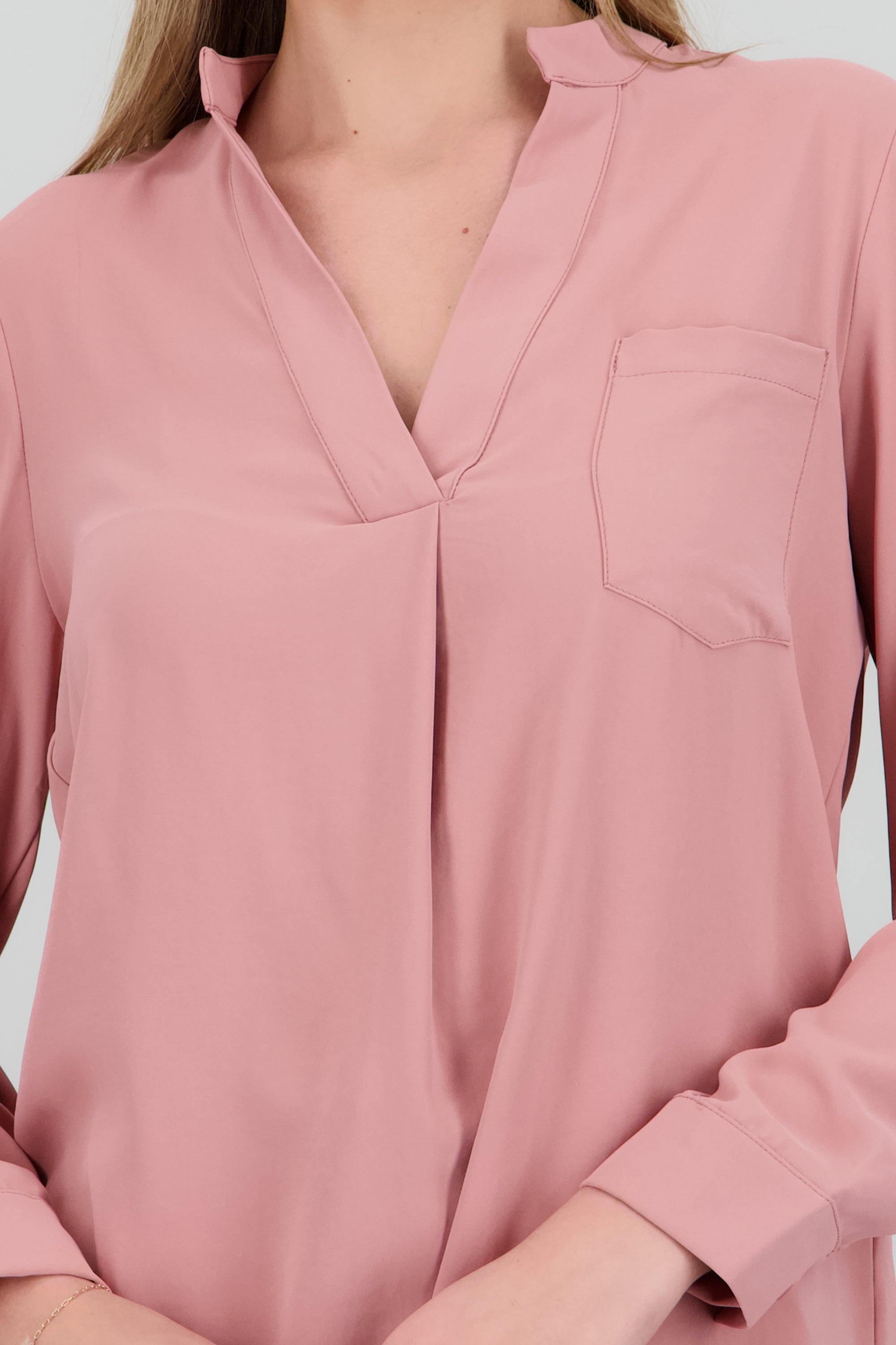 Camisa ligera con bolsa cargo escote V PALO DE ROSA