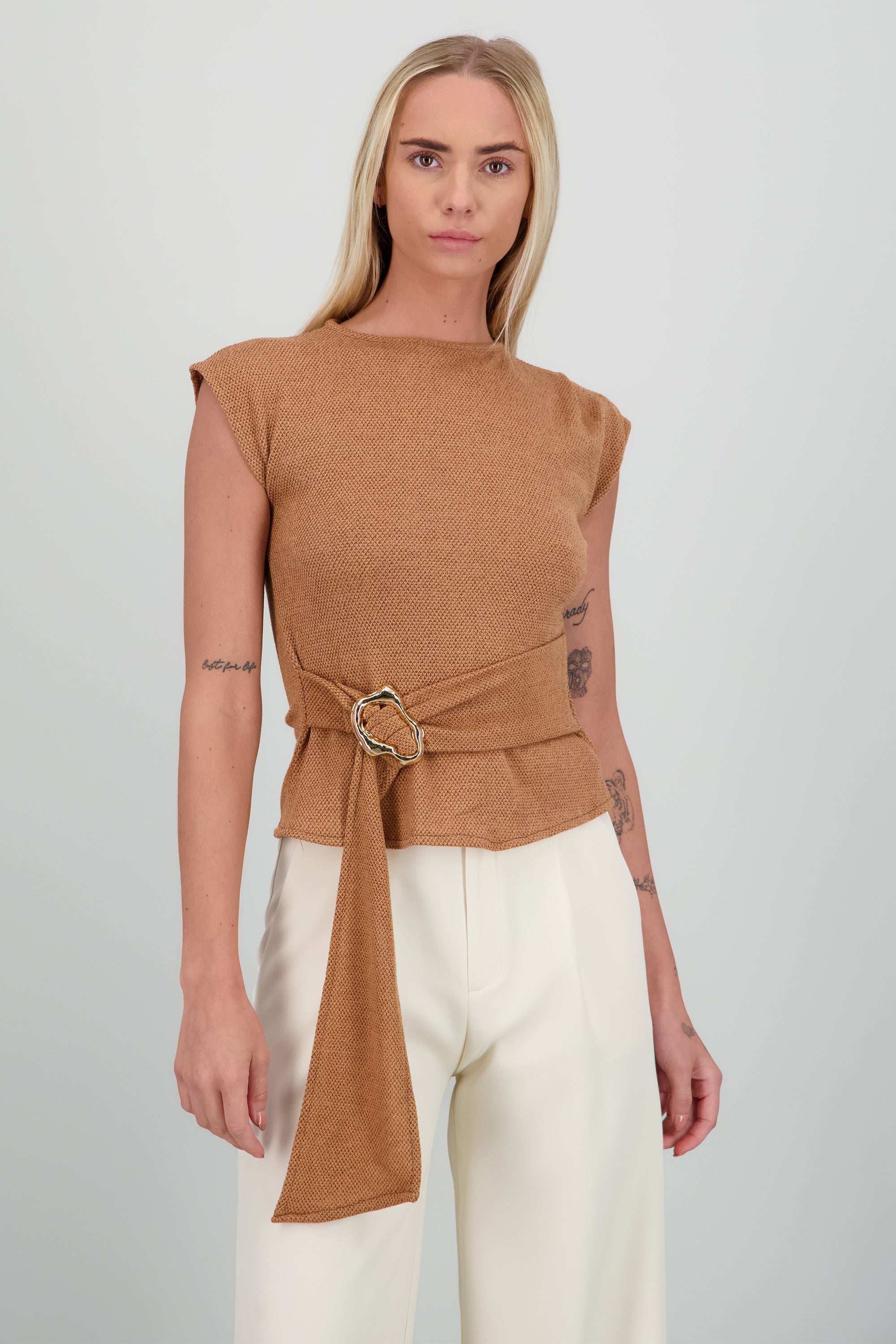 Top textura fajon con hebilla CAMELLO