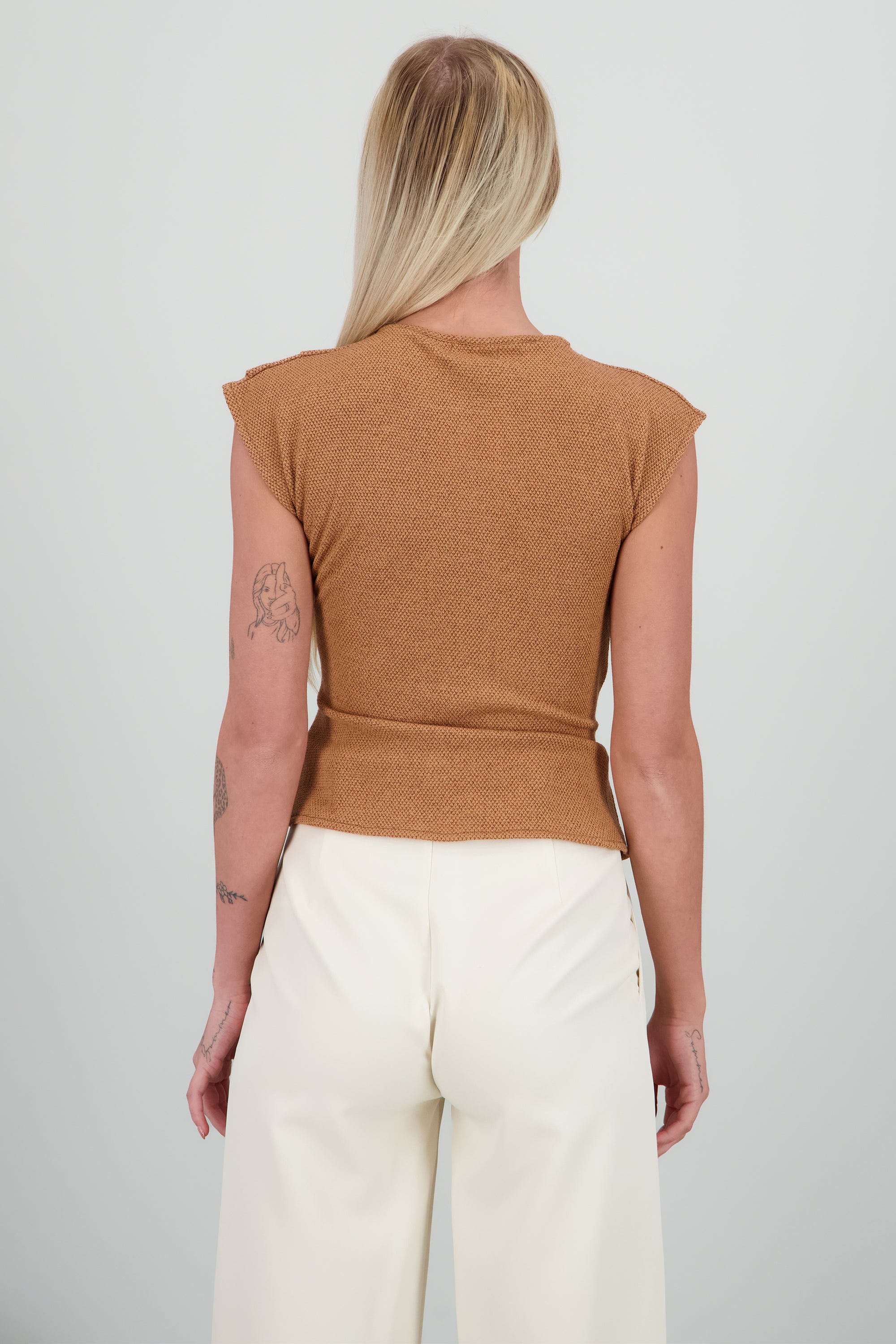 Top textura fajon con hebilla CAMELLO