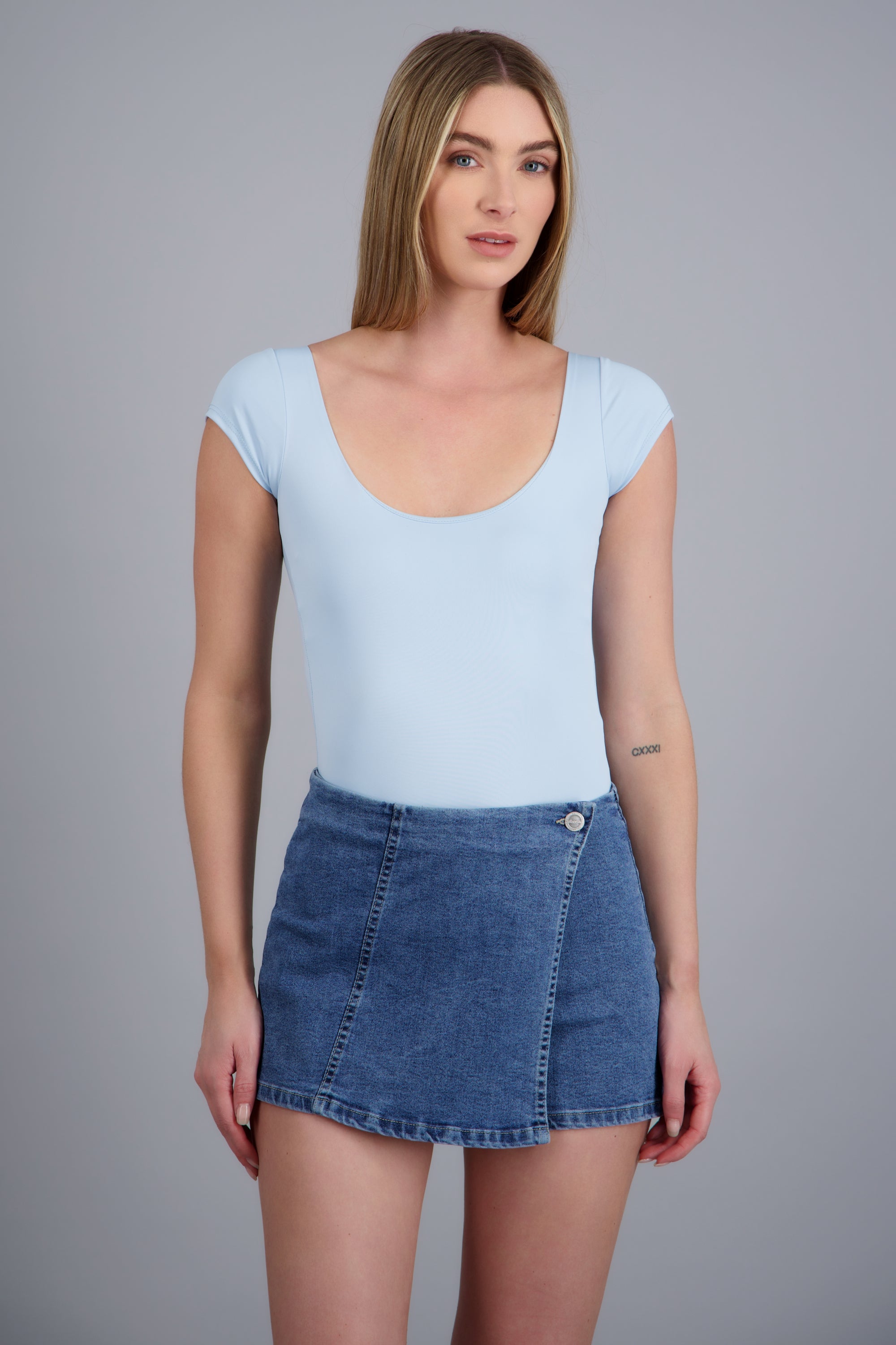 Bodysuit escote redondo manga corta liso AZUL CIELO