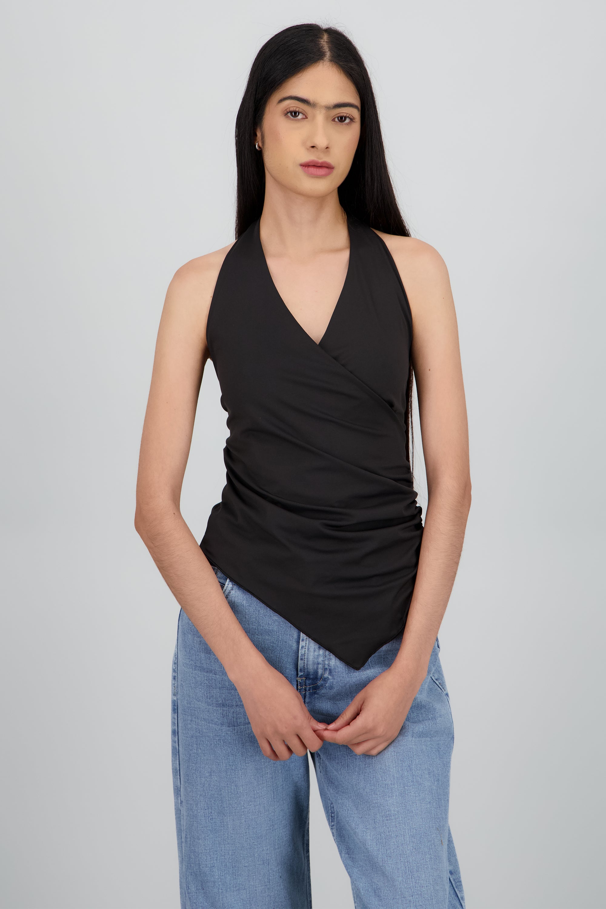Blusa cuello halter cruzado detalle drapeado NEGRO