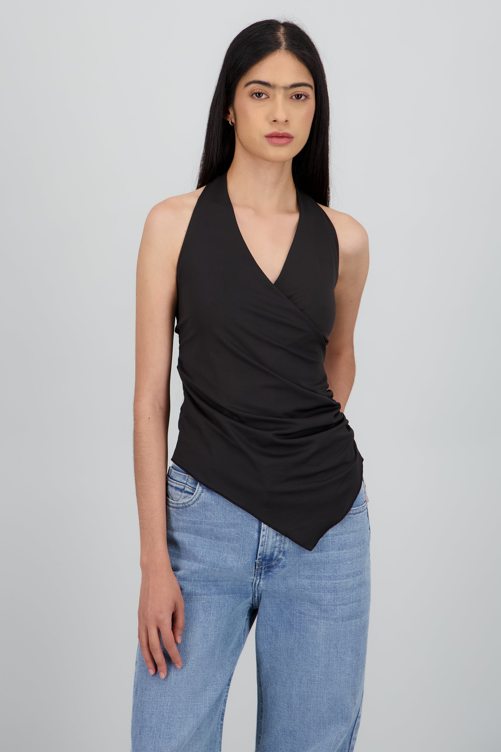 Blusa cuello halter cruzado detalle drapeado NEGRO
