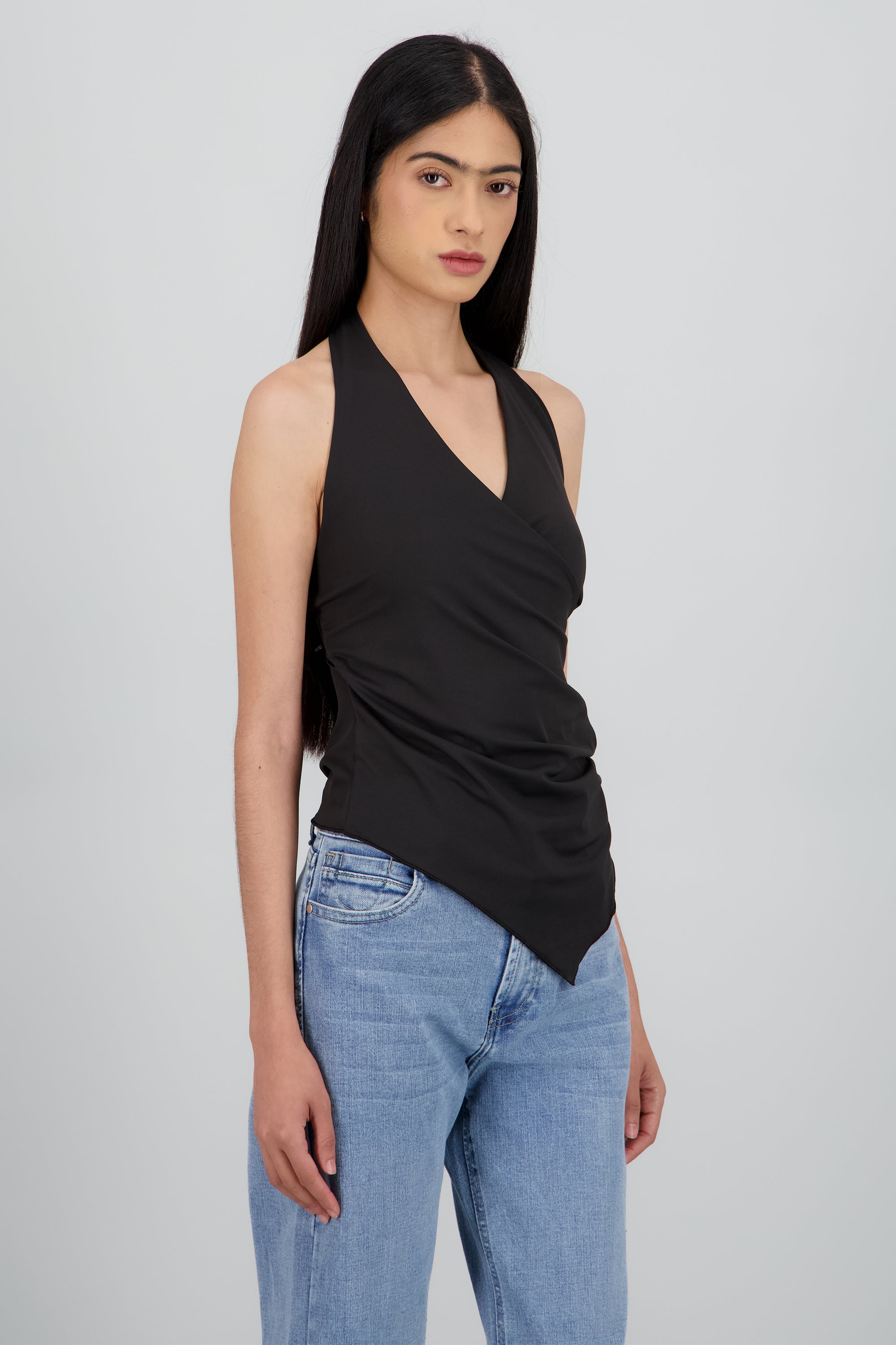 Blusa cuello halter cruzado detalle drapeado NEGRO