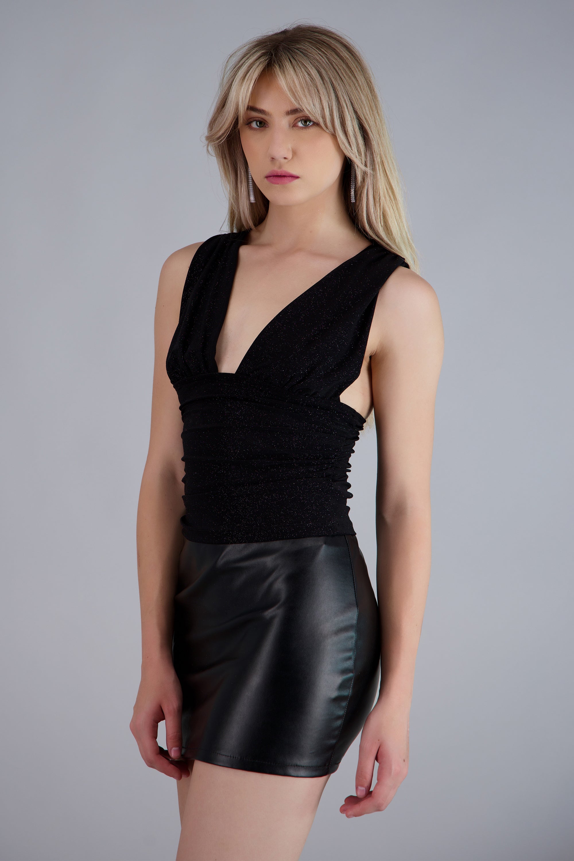 Top escote en V detalle fruncido NEGRO