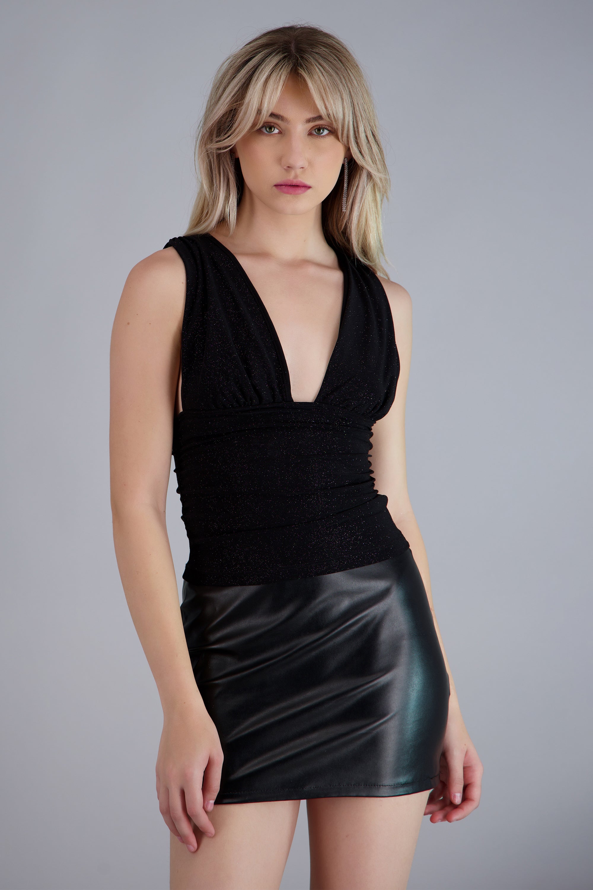 Top escote en V detalle fruncido NEGRO