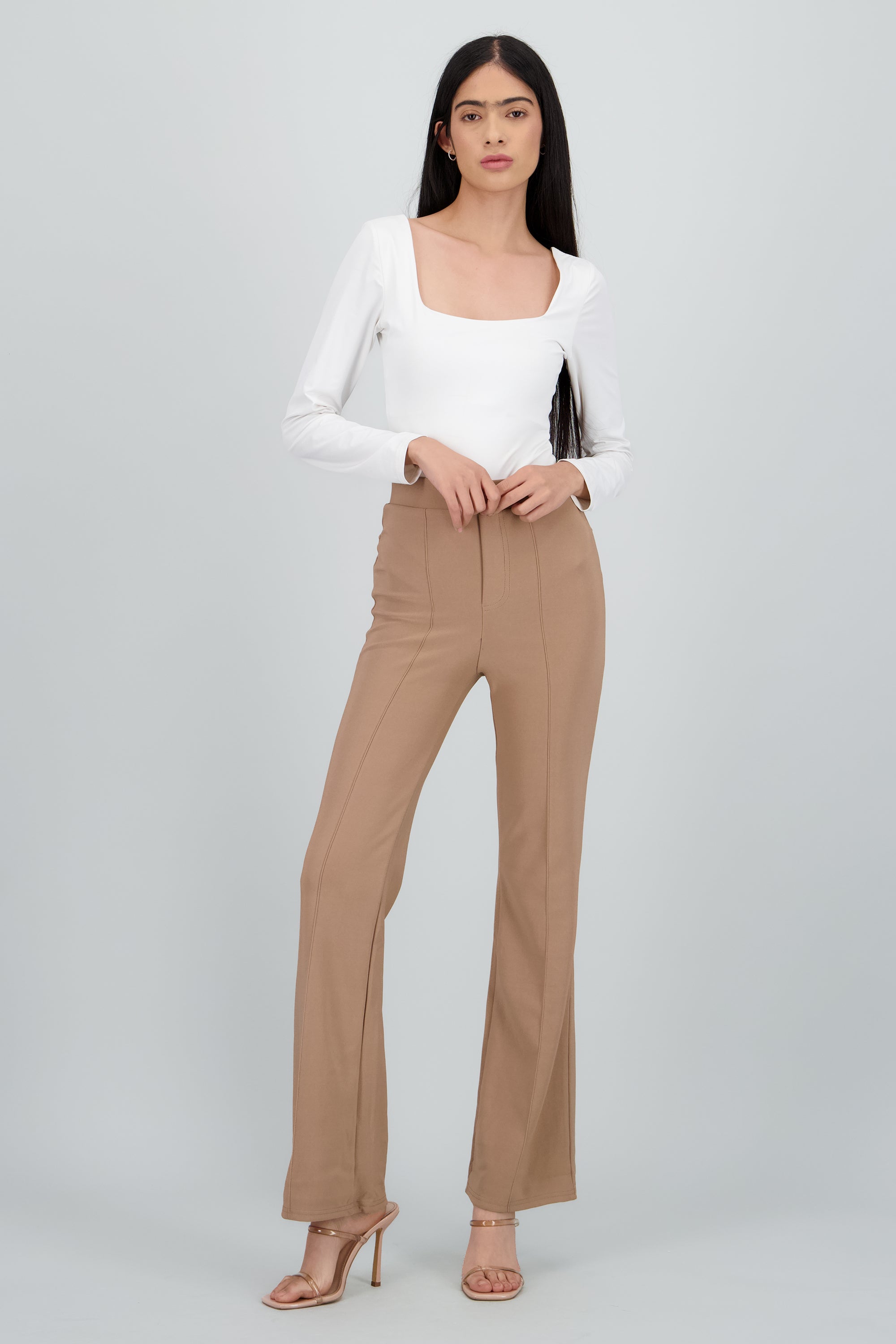 Pantalon liso detalle costura KHAKI