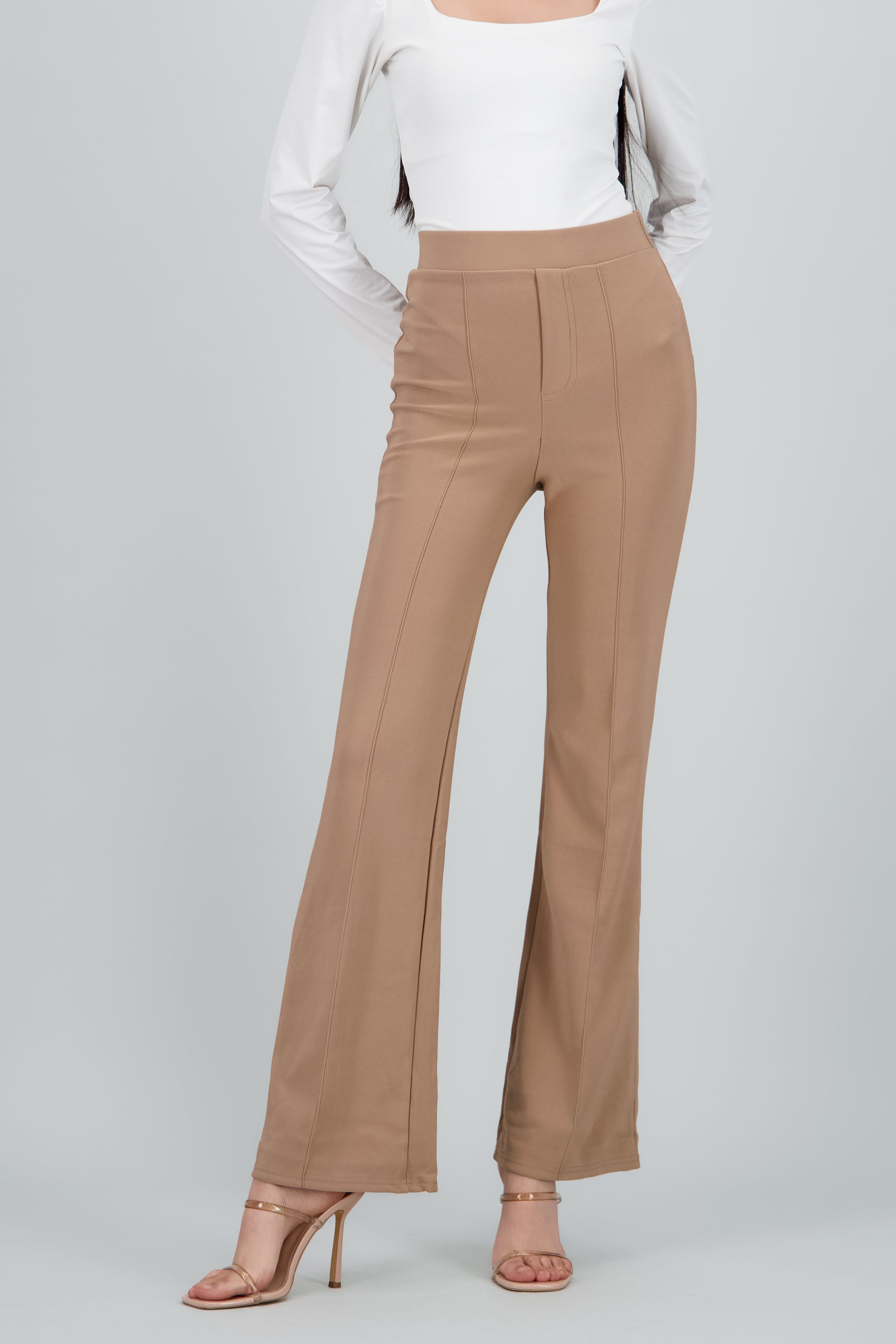Pantalon liso detalle costura KHAKI