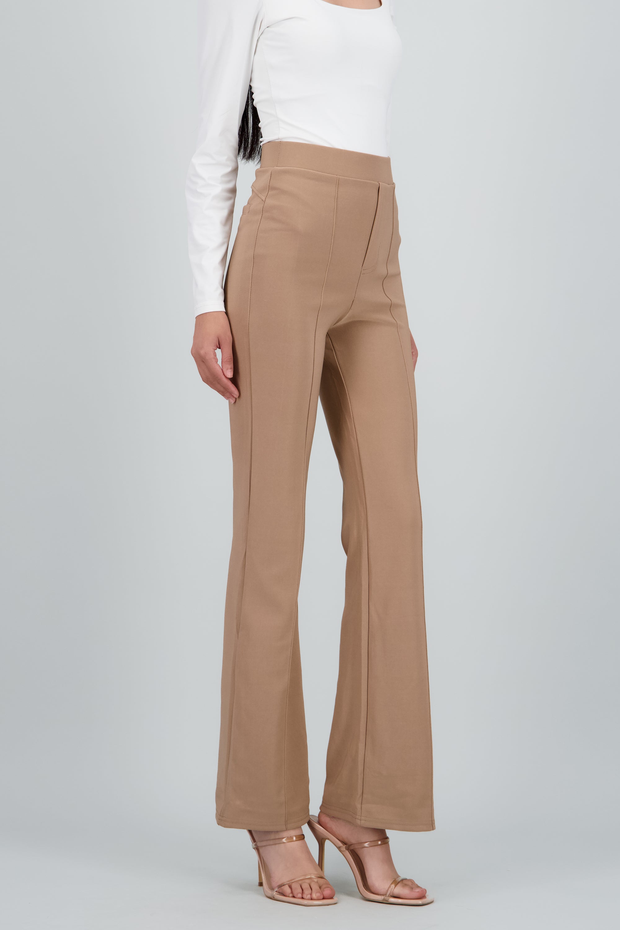 Pantalon liso detalle costura KHAKI