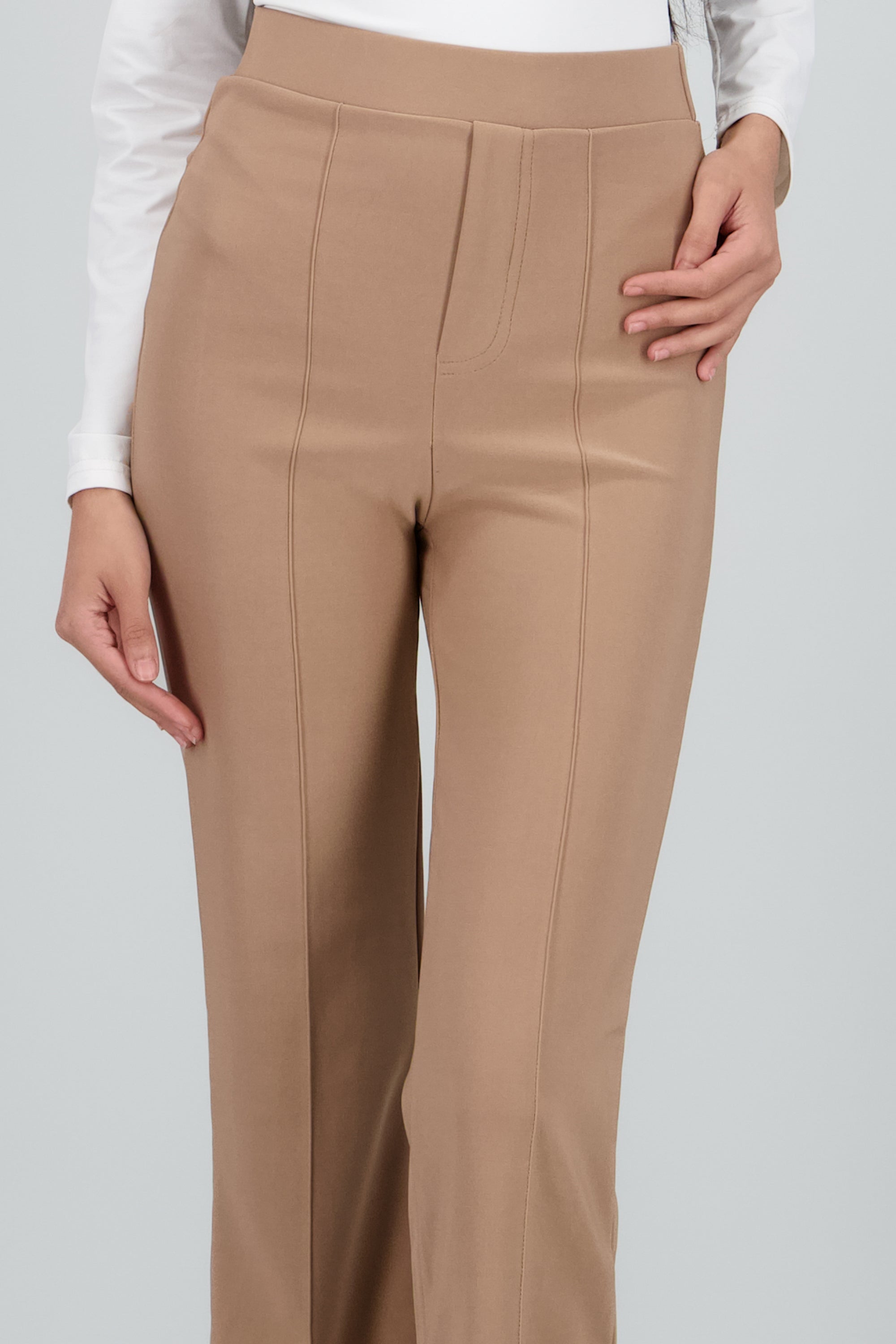 Pantalon liso detalle costura KHAKI