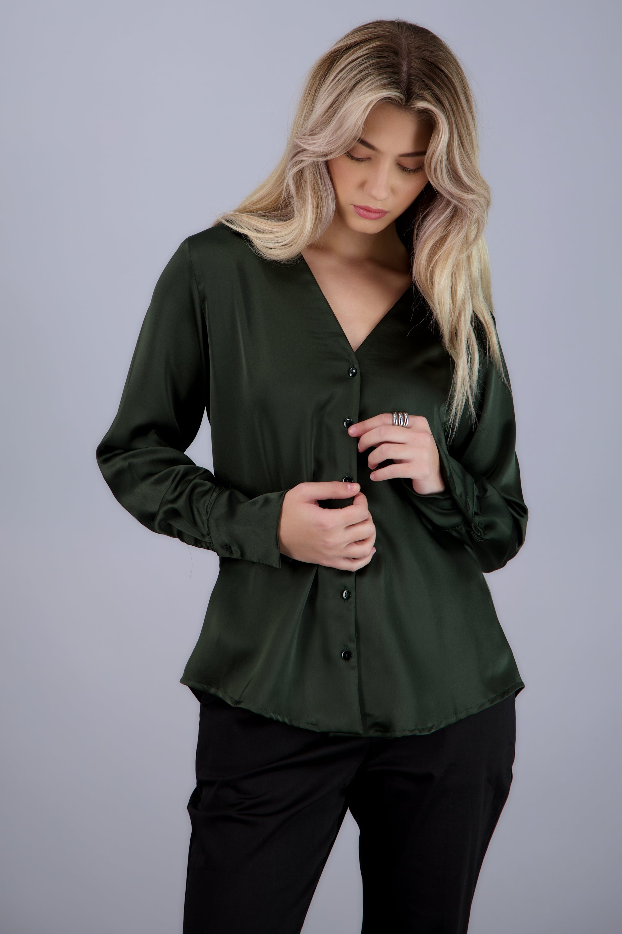 Camisa satin con escote v OLIVO