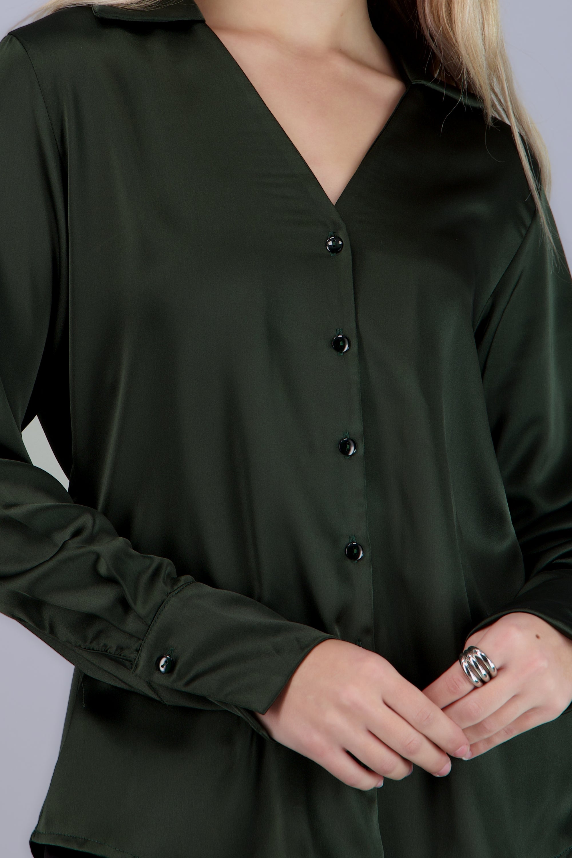 Camisa satin con escote v OLIVO