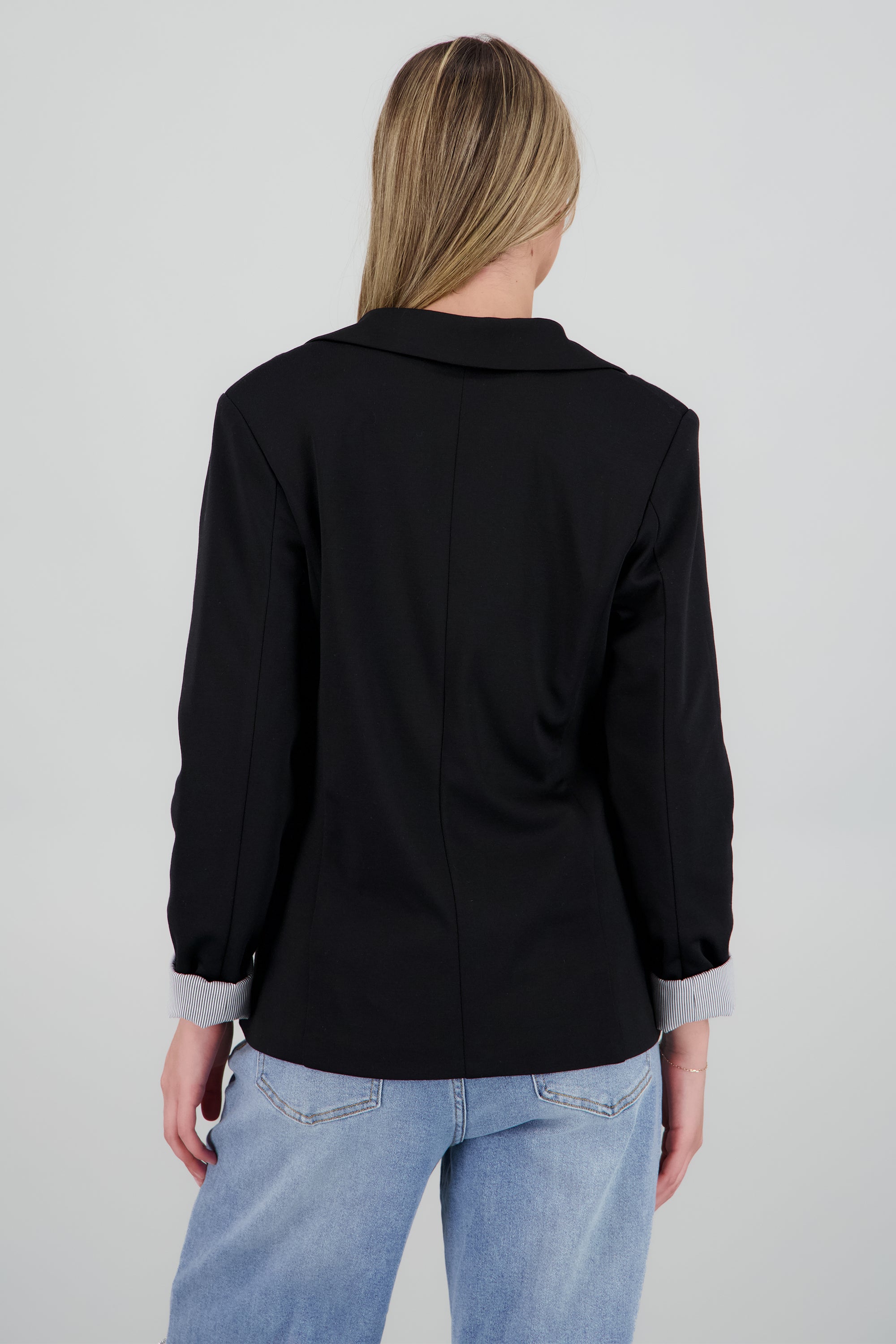 Blazer liso detalle manga NEGRO