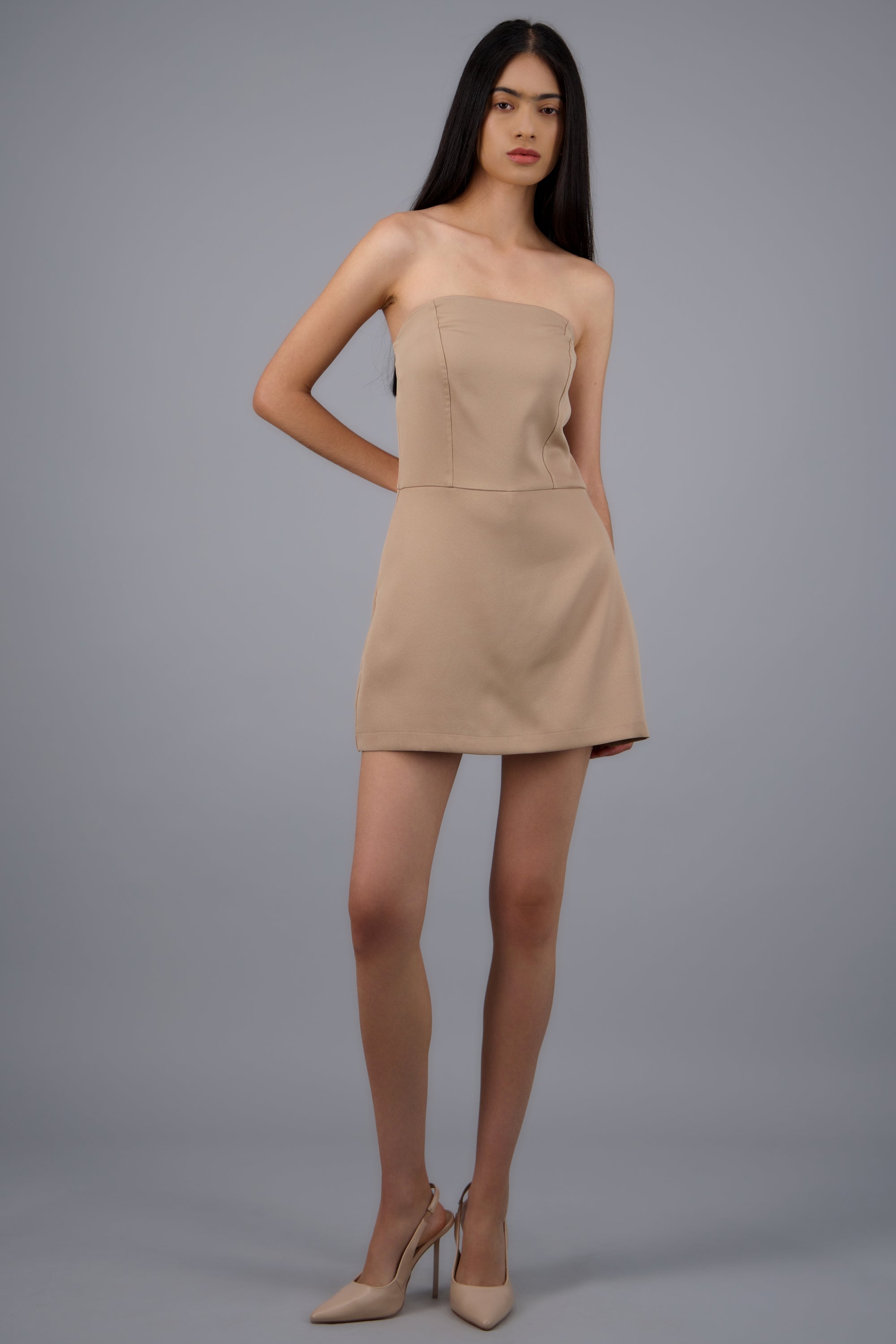 Vestido mini strapless liso KHAKI