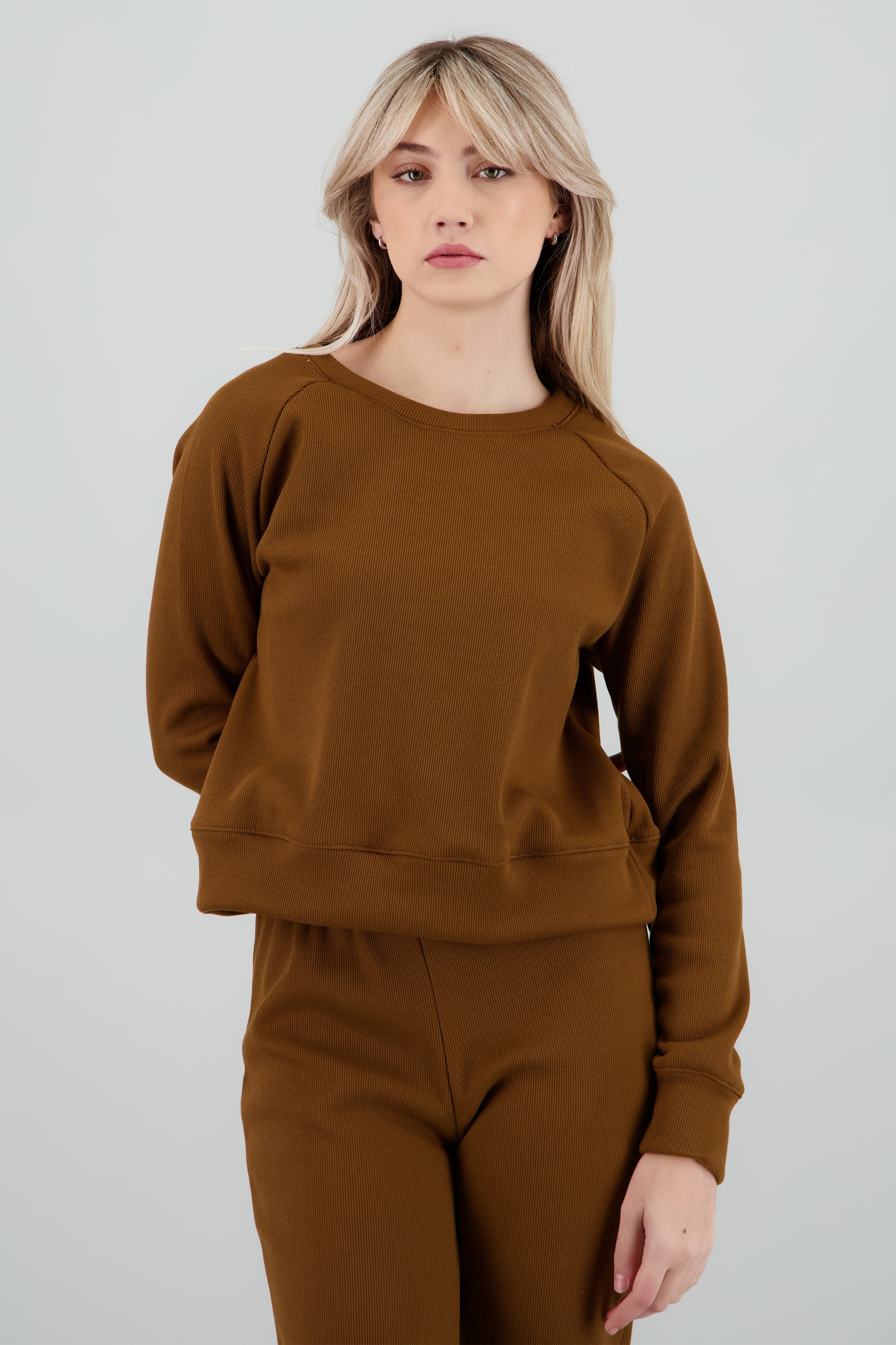Sudadera cuello redondo detalle flece CAMELLO