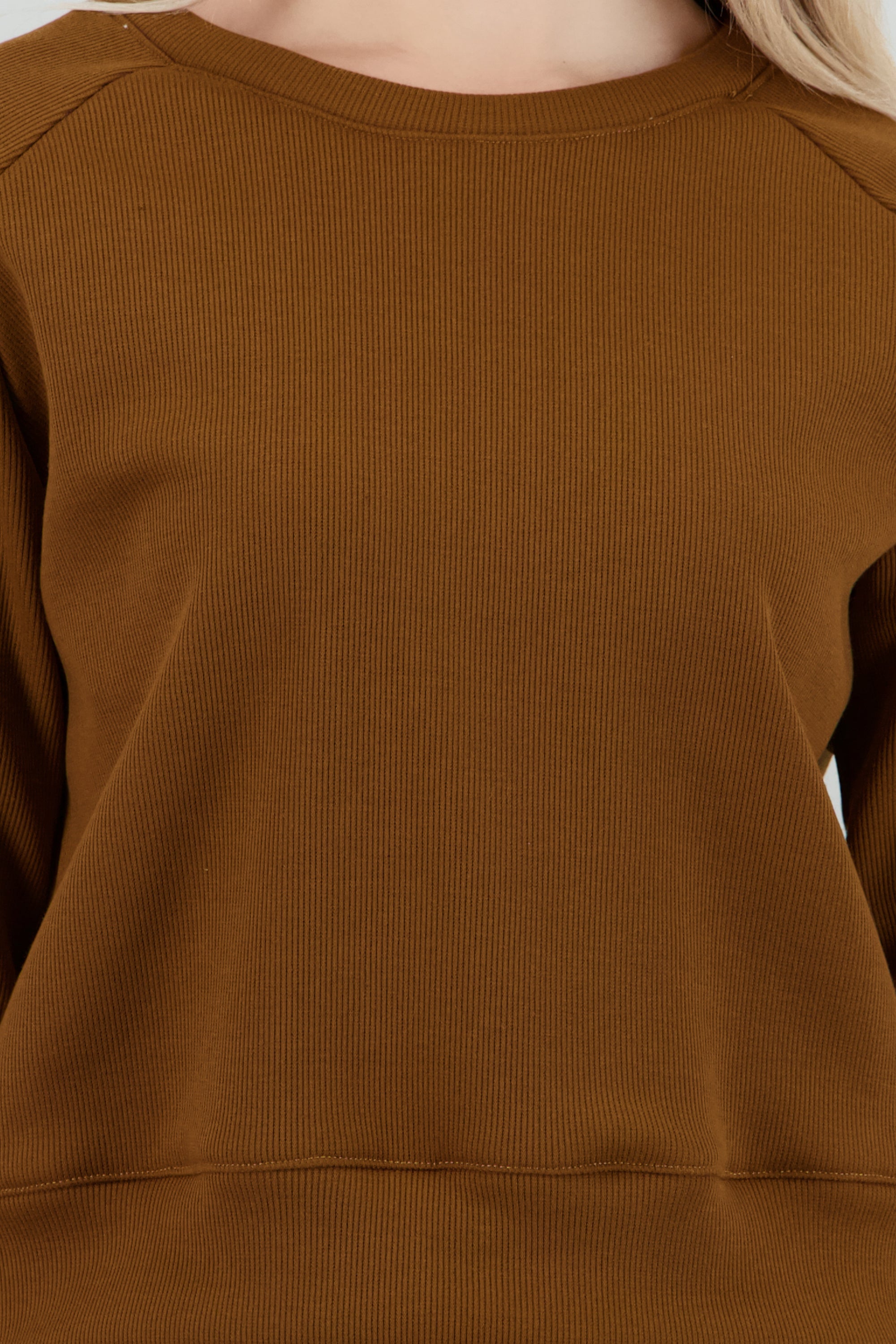 Sudadera cuello redondo detalle flece CAMELLO