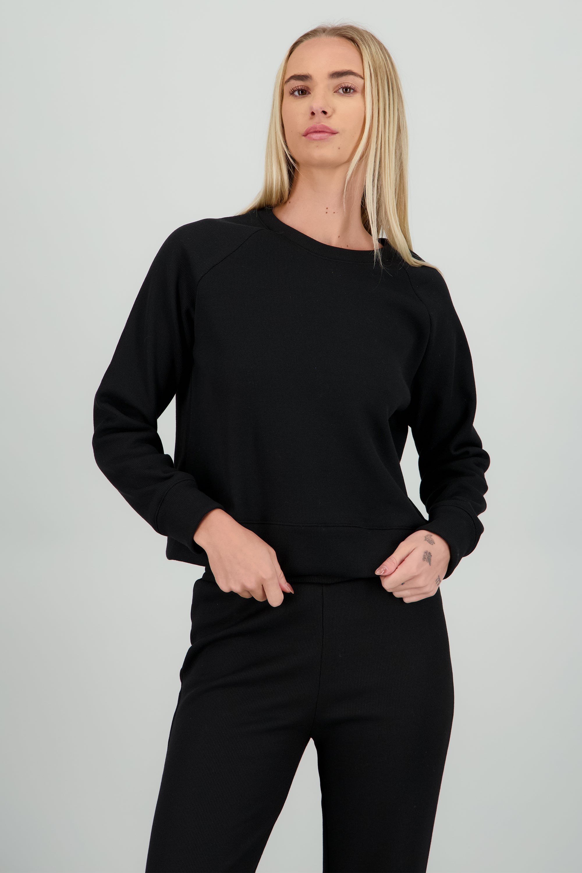 Sudadera cuello redondo detalle flece NEGRO