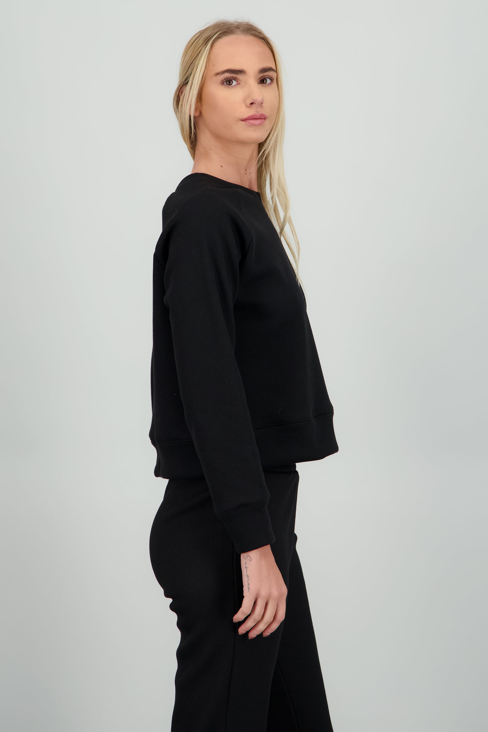 Sudadera cuello redondo detalle flece NEGRO