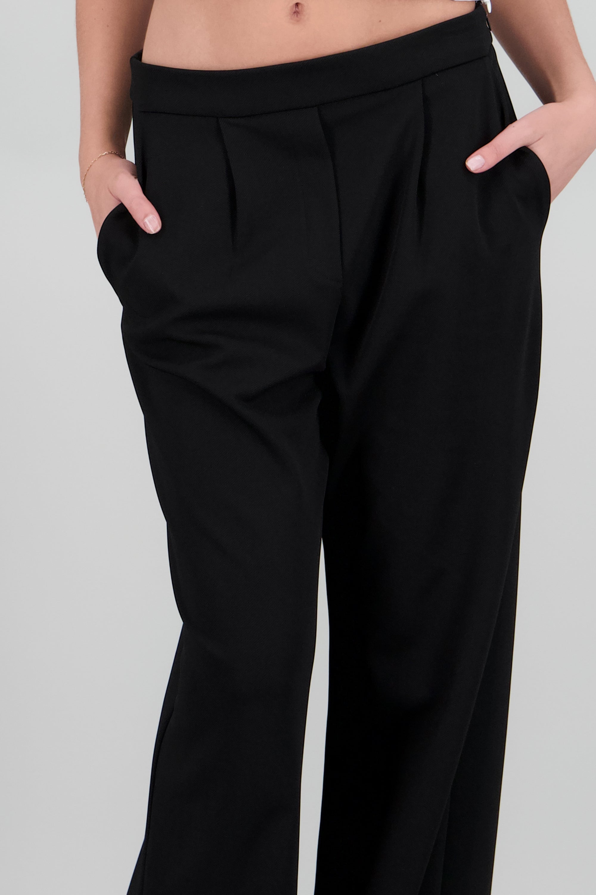 Pantalon pinzas bolsas NEGRO