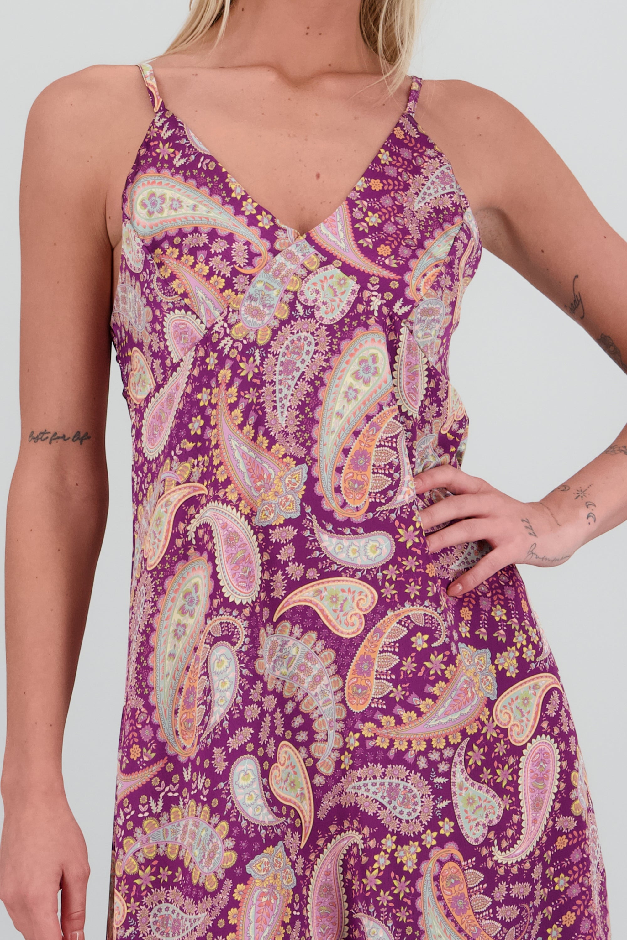 Vestido maxi con estampado paisley MORADO COMBO