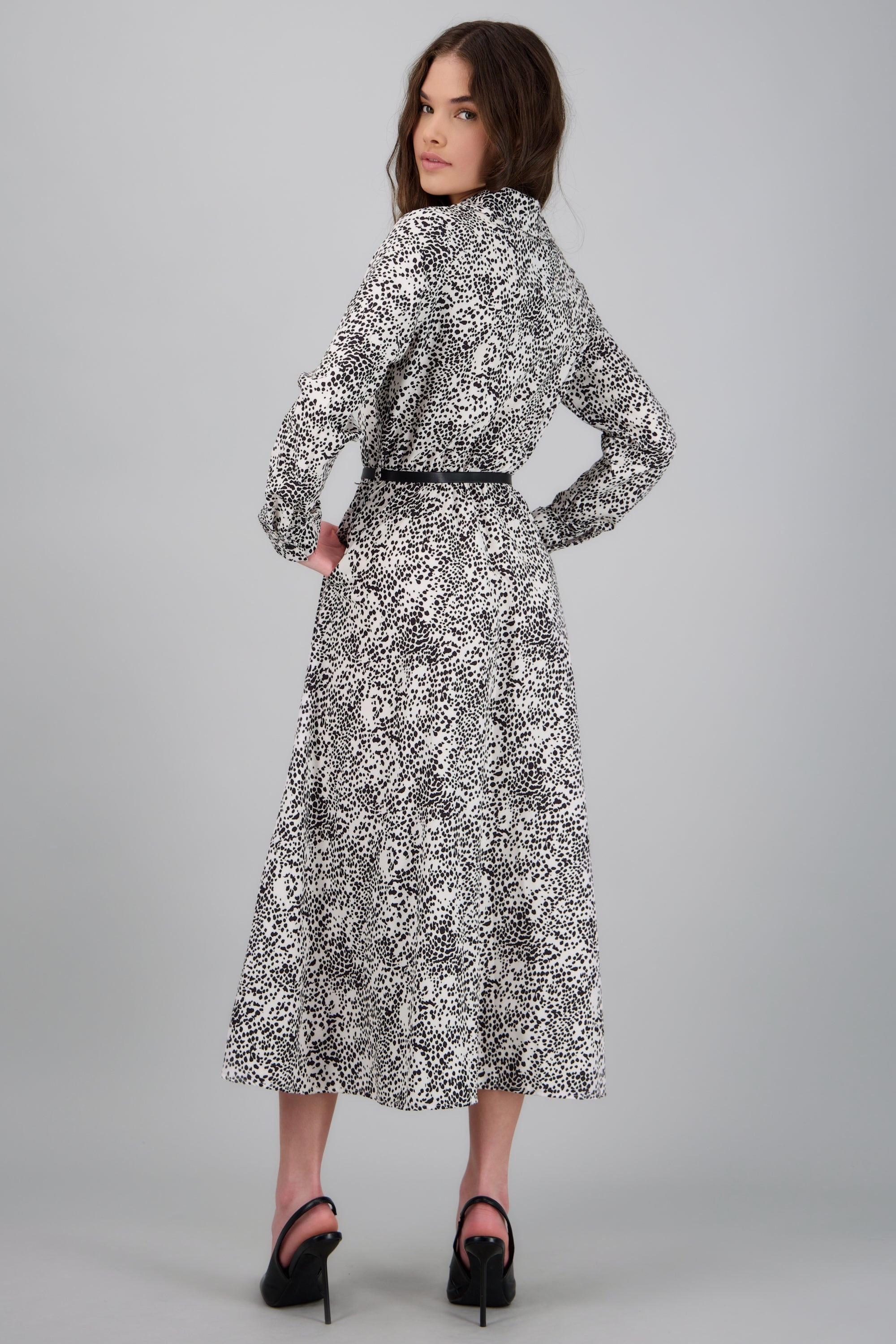 Vestido maxi manga larga estampado con cinto NEGRO