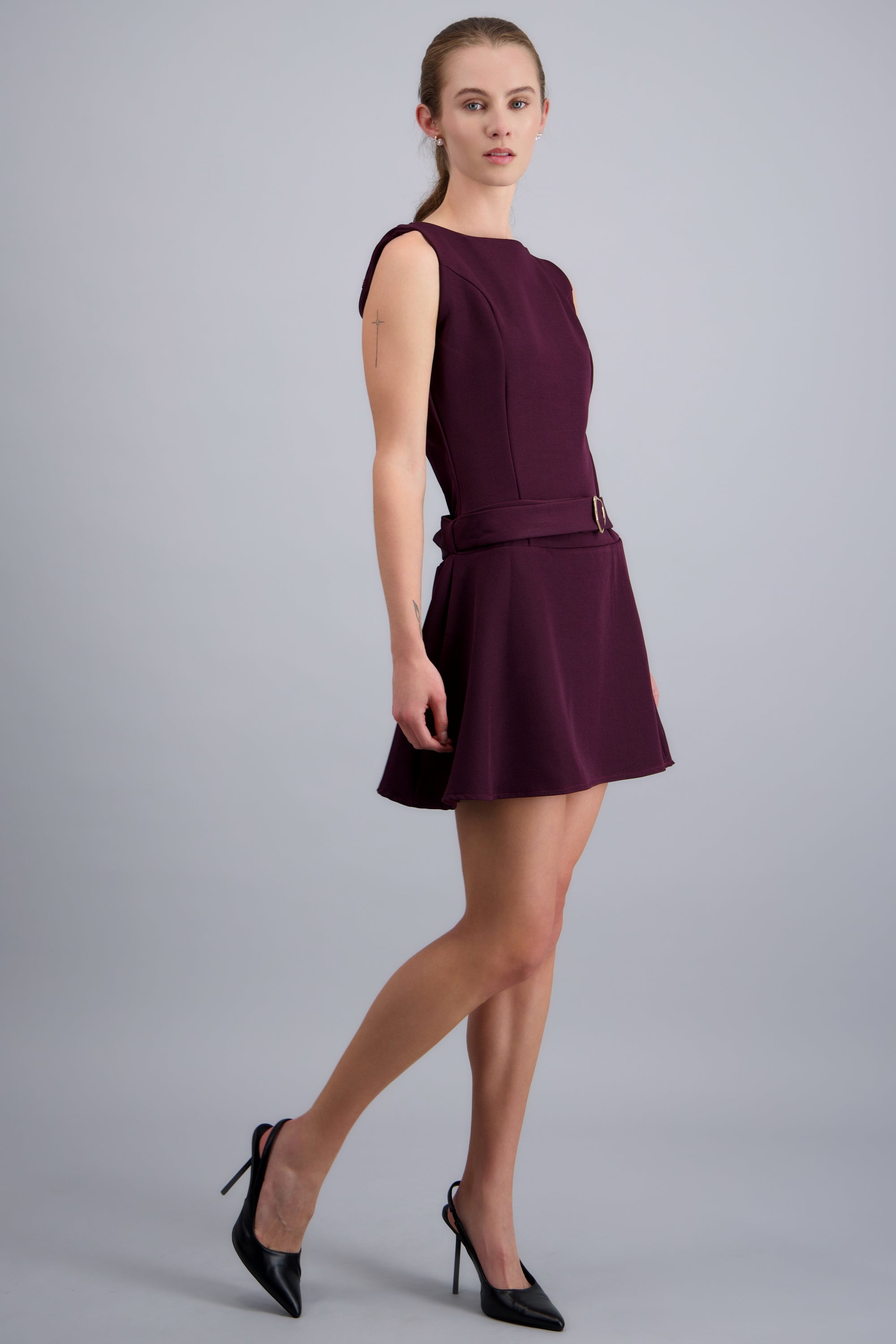 Vestido mini sin mangas con cinturon a tono VINO