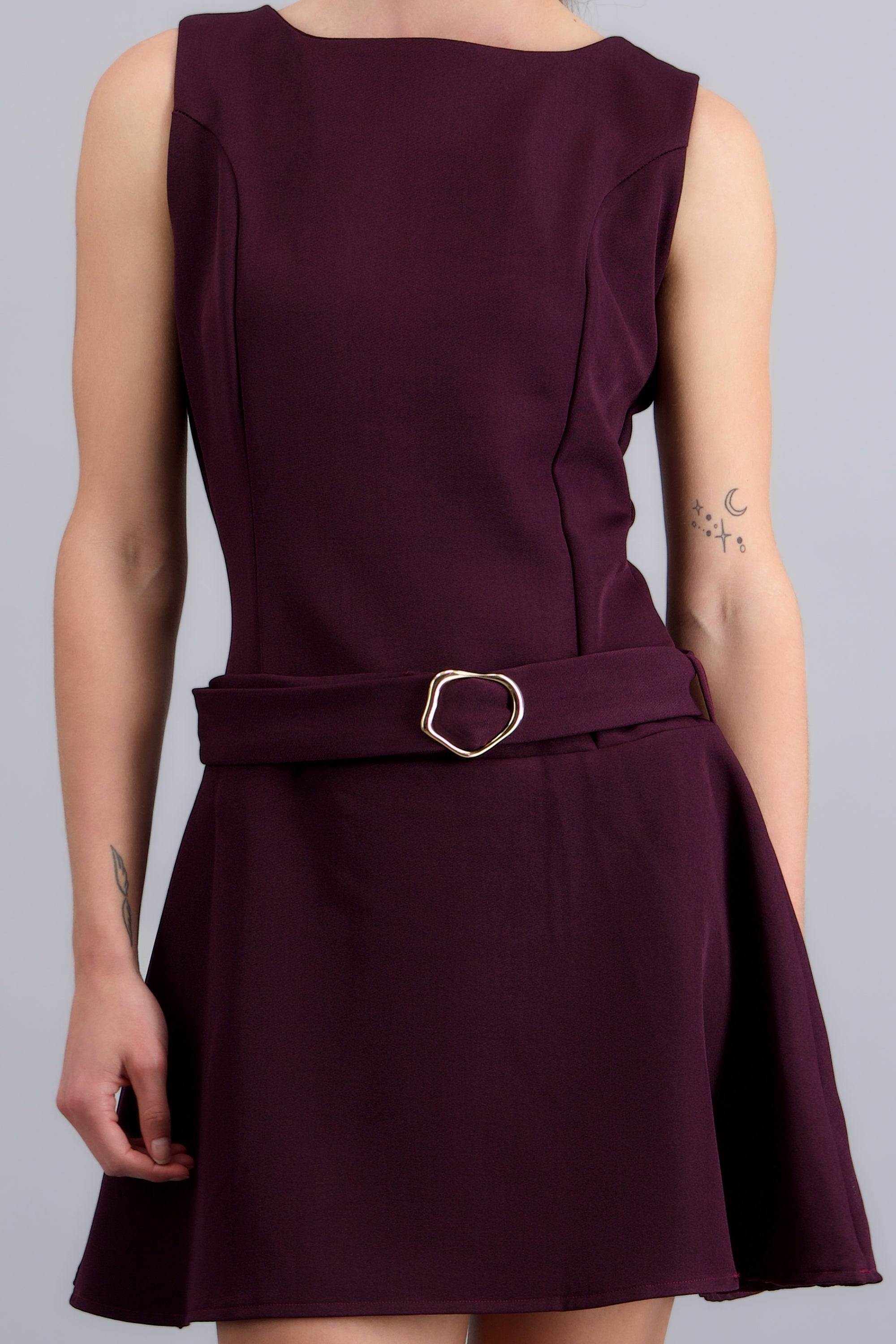 Vestido mini sin mangas con cinturon a tono VINO