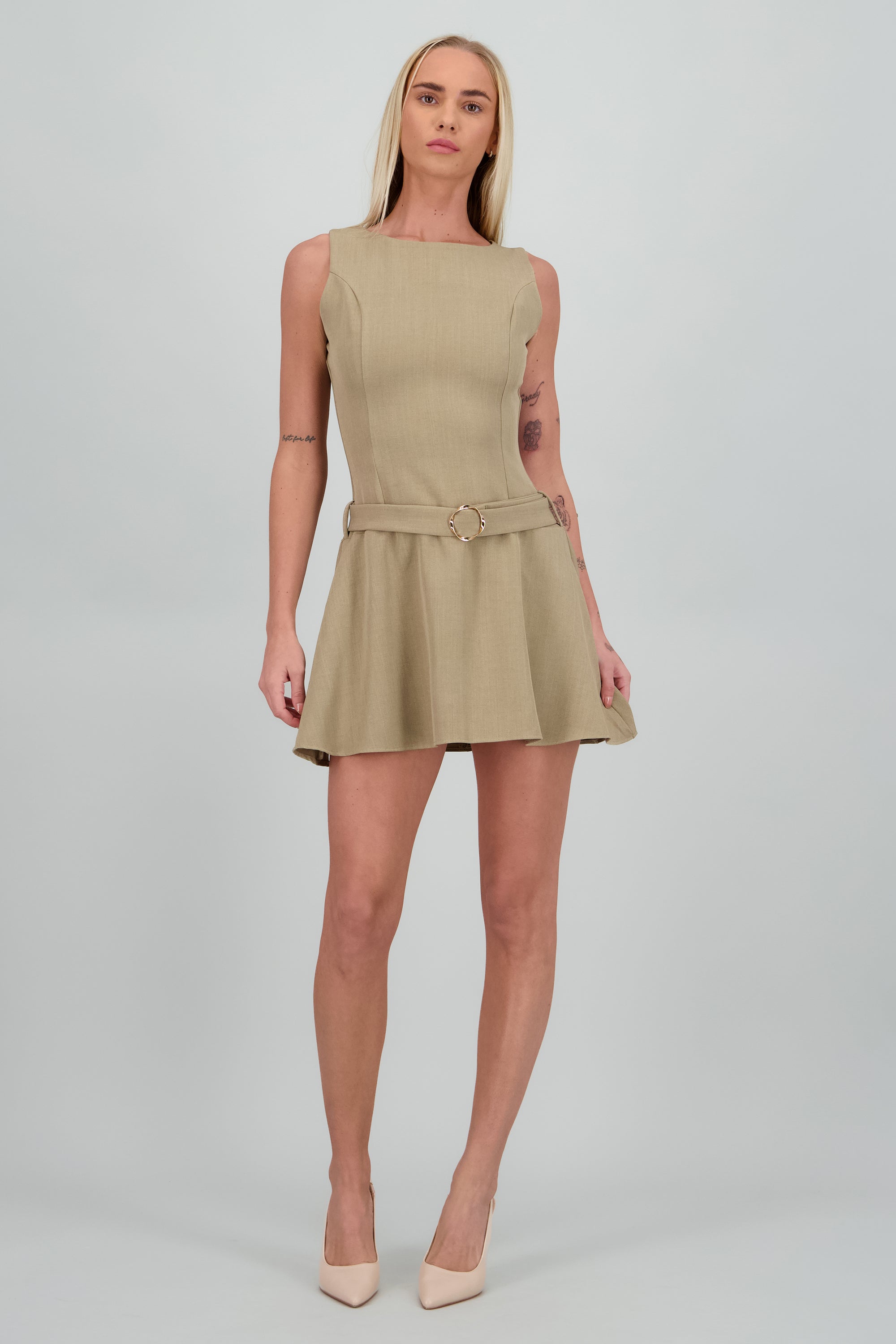 Vestido mini sin mangas con cinturon a tono OLIVO