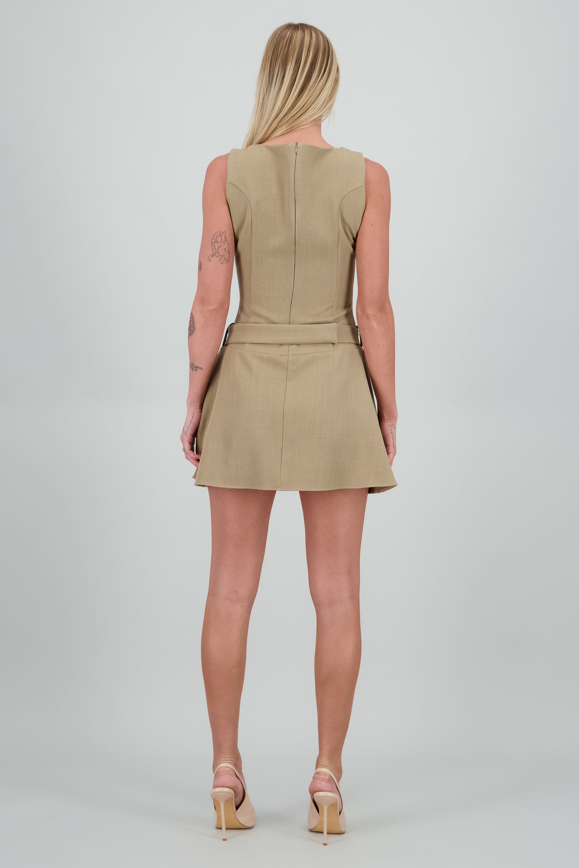 Vestido mini sin mangas con cinturon a tono OLIVO