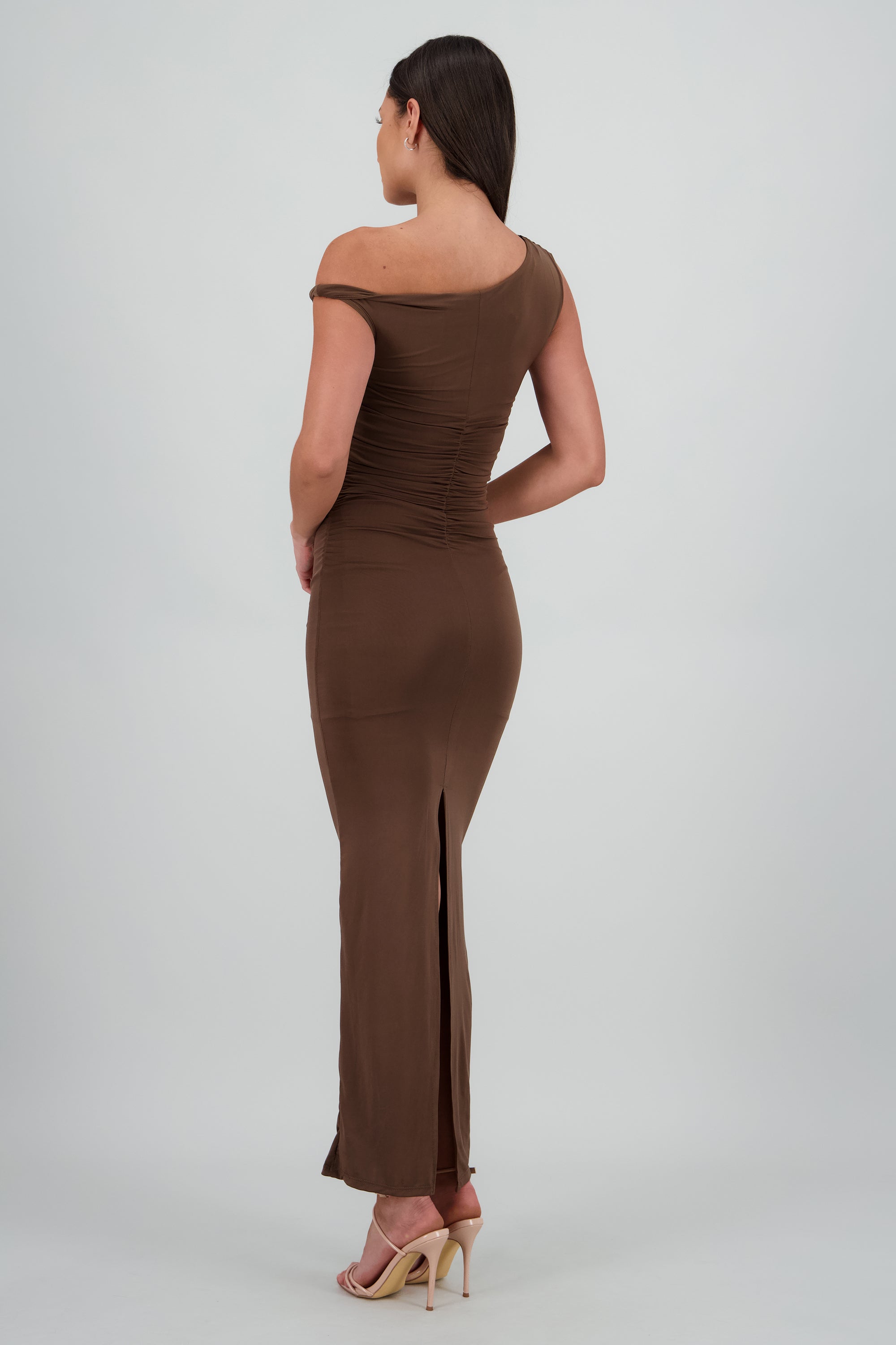 Vestido maxi asimetrico drapeado CHOCOLATE