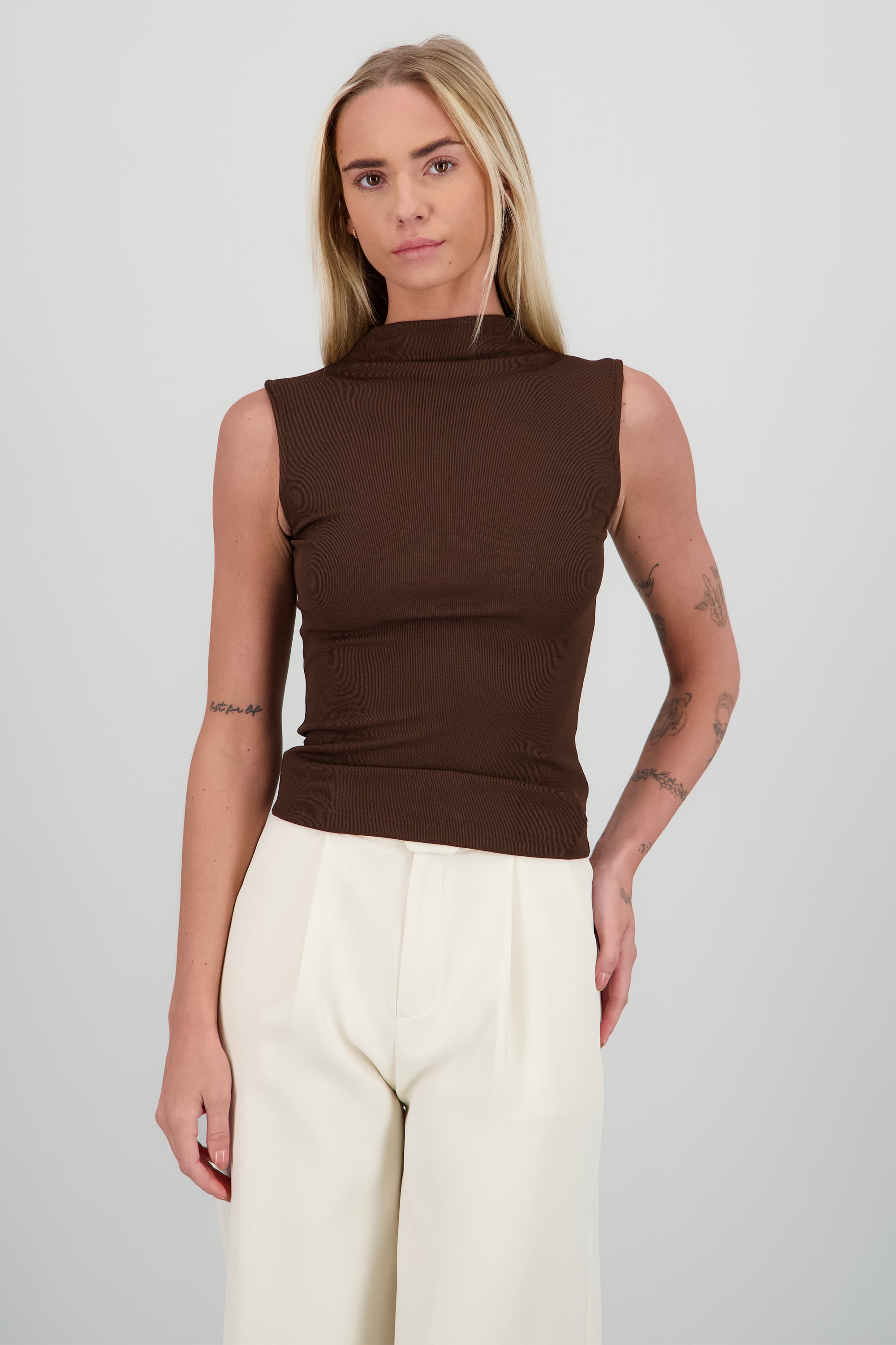 Top sin mangas cuello alto rib CHOCOLATE