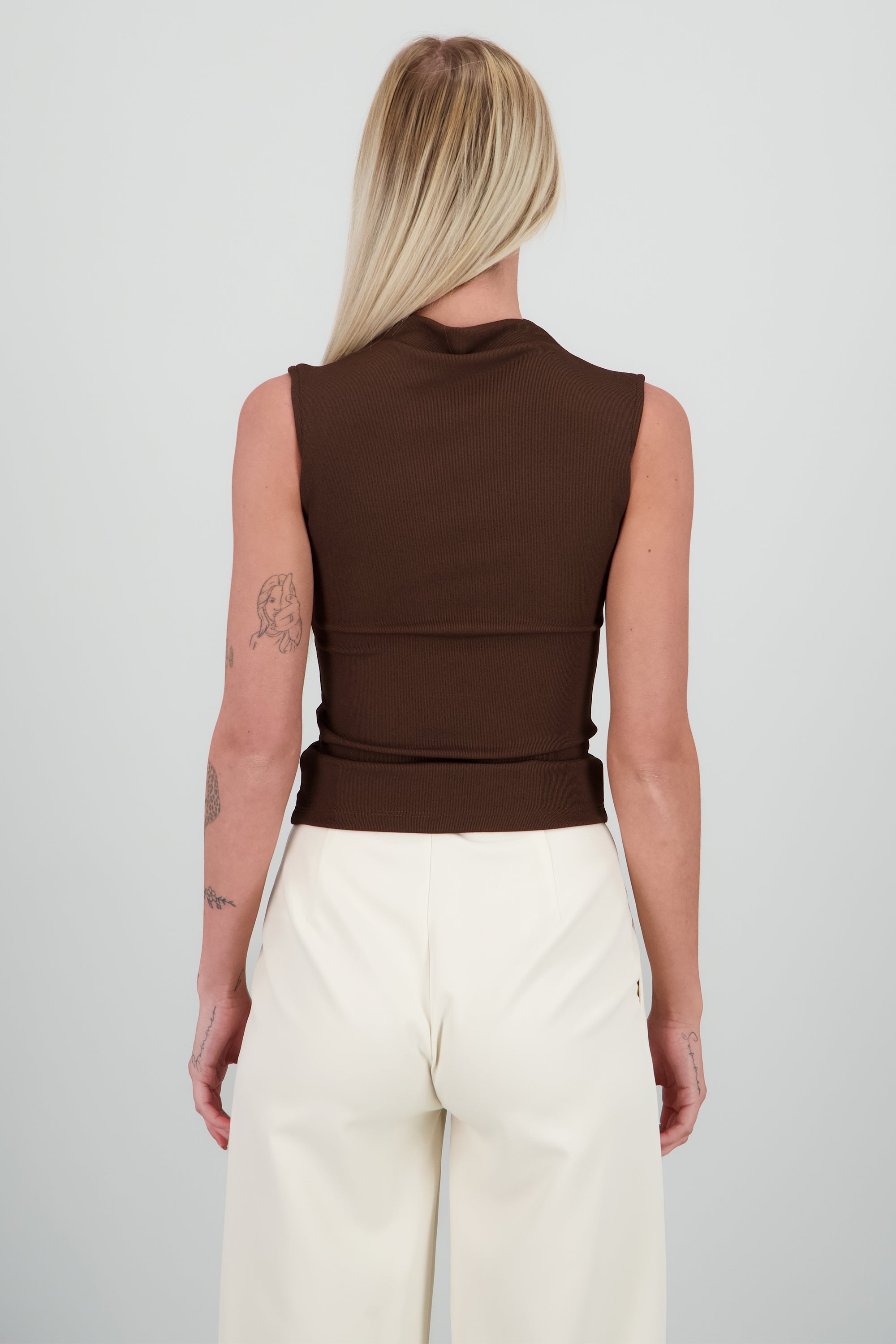 Top sin mangas cuello alto rib CHOCOLATE